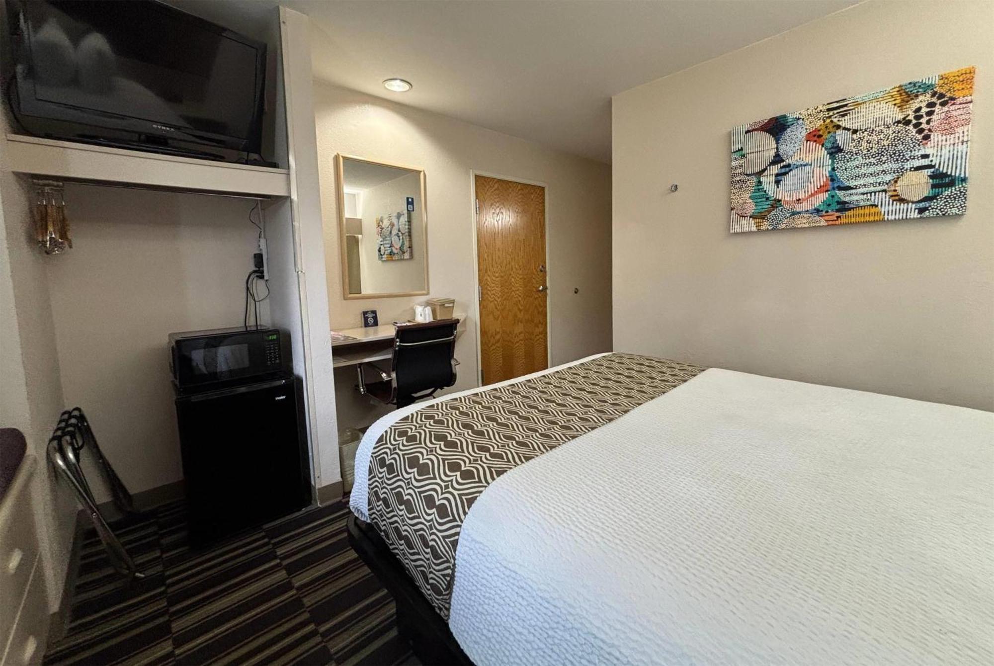 Queen Room One Queen Bed Non-Smoking