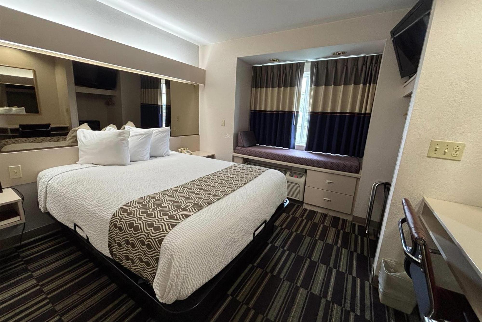 Queen Room One Queen Bed Non-Smoking