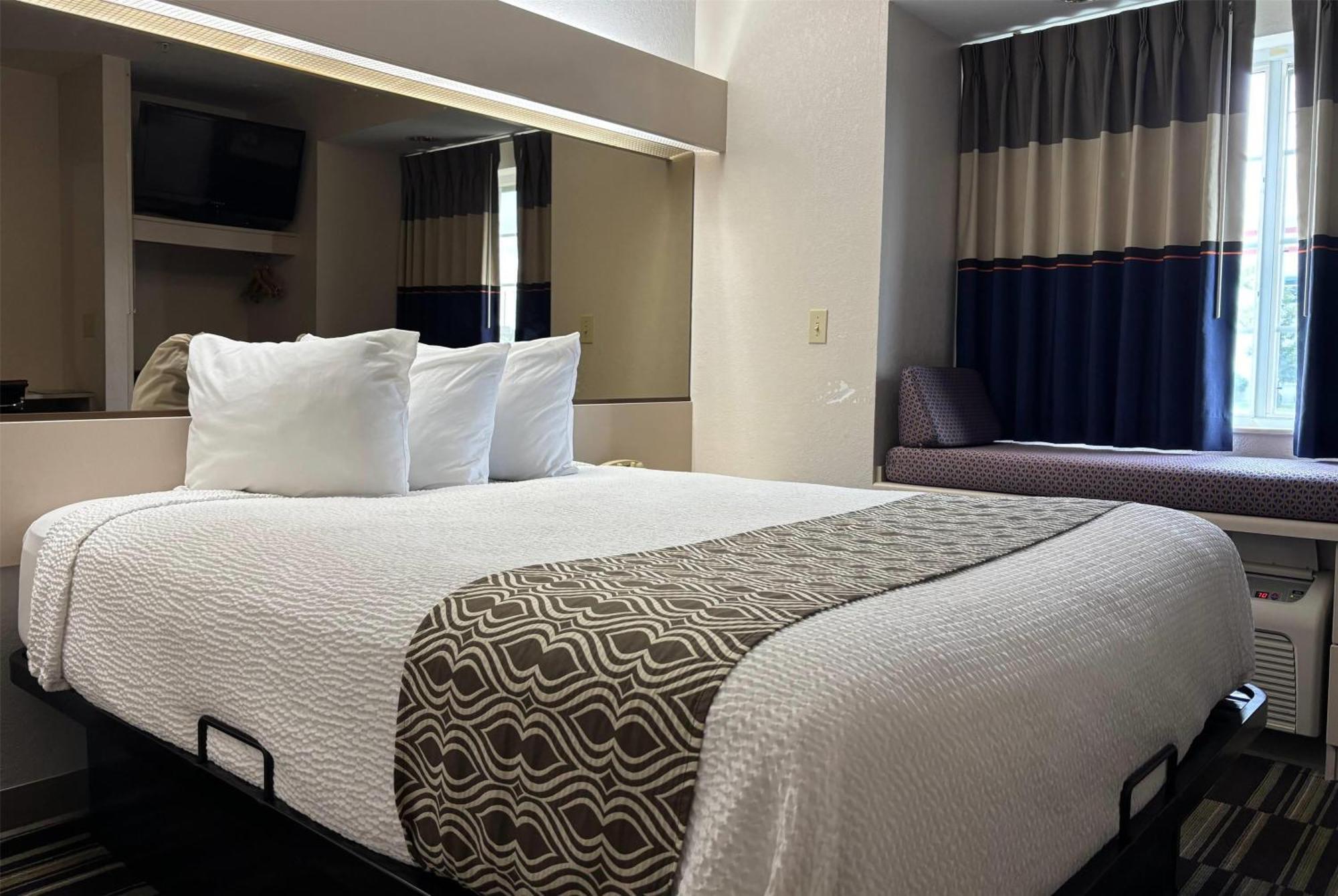 Queen Room One Queen Bed Non-Smoking