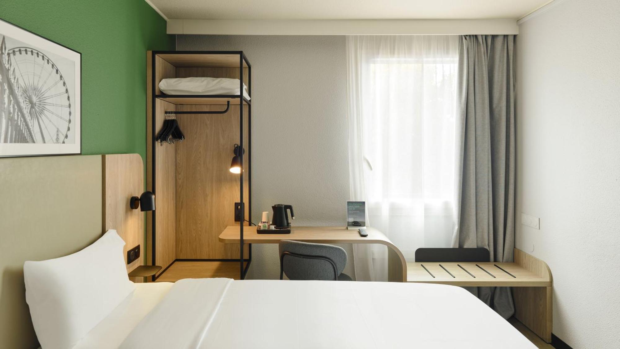 Standard Room 1 Queen Bed,1705610418:JPEG