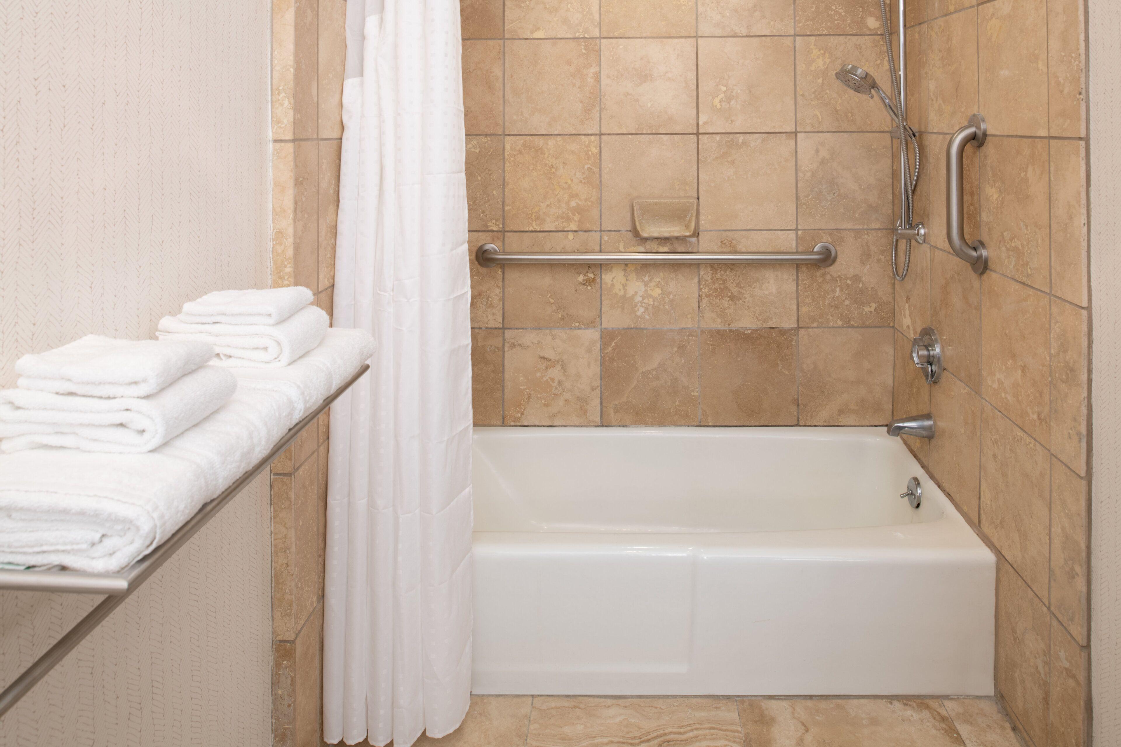 Standard Queen Room Two Queen Beds Mobility Accessible Tub