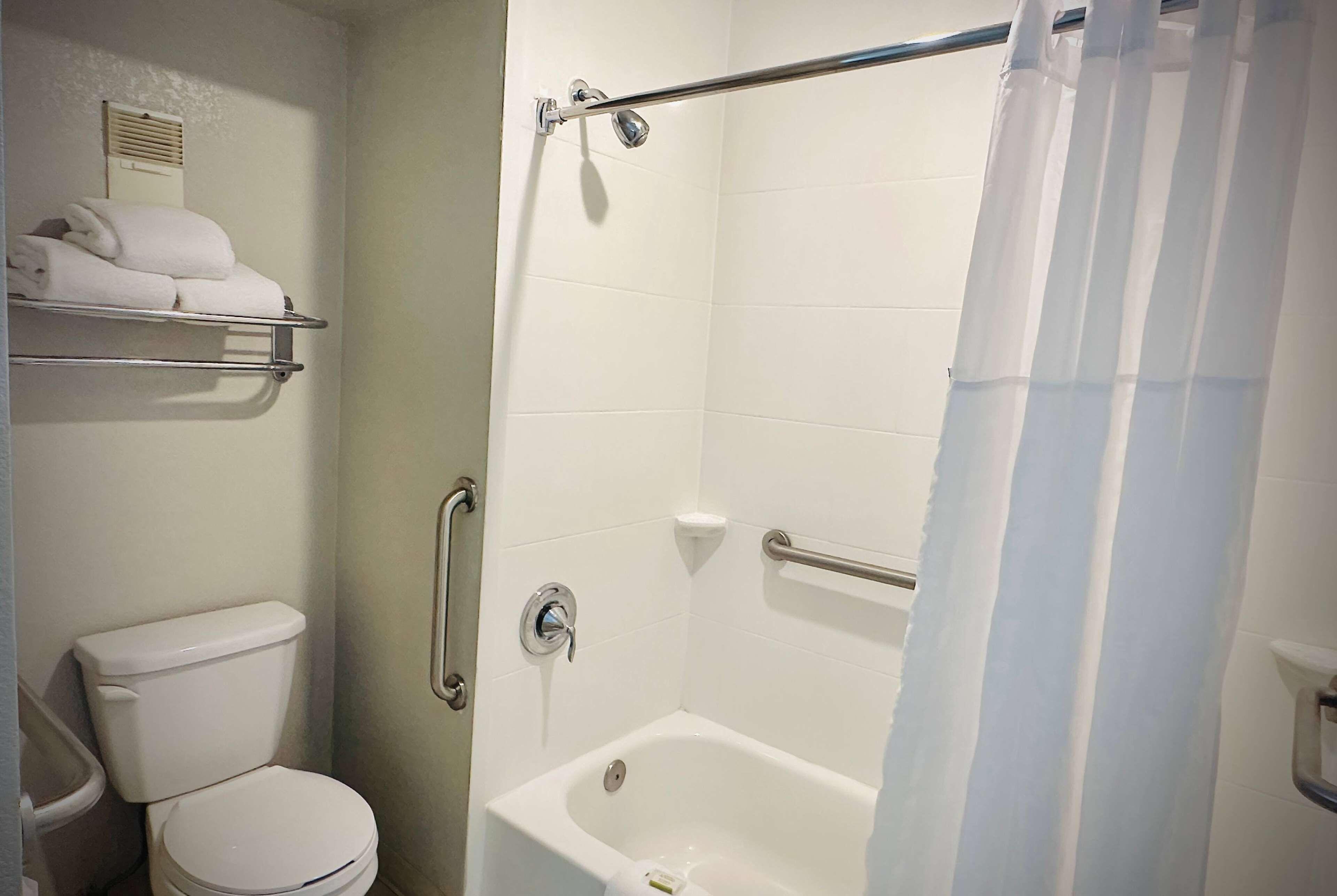 Queen Room Bath Tub Mobility Accessible or Non-Smoking