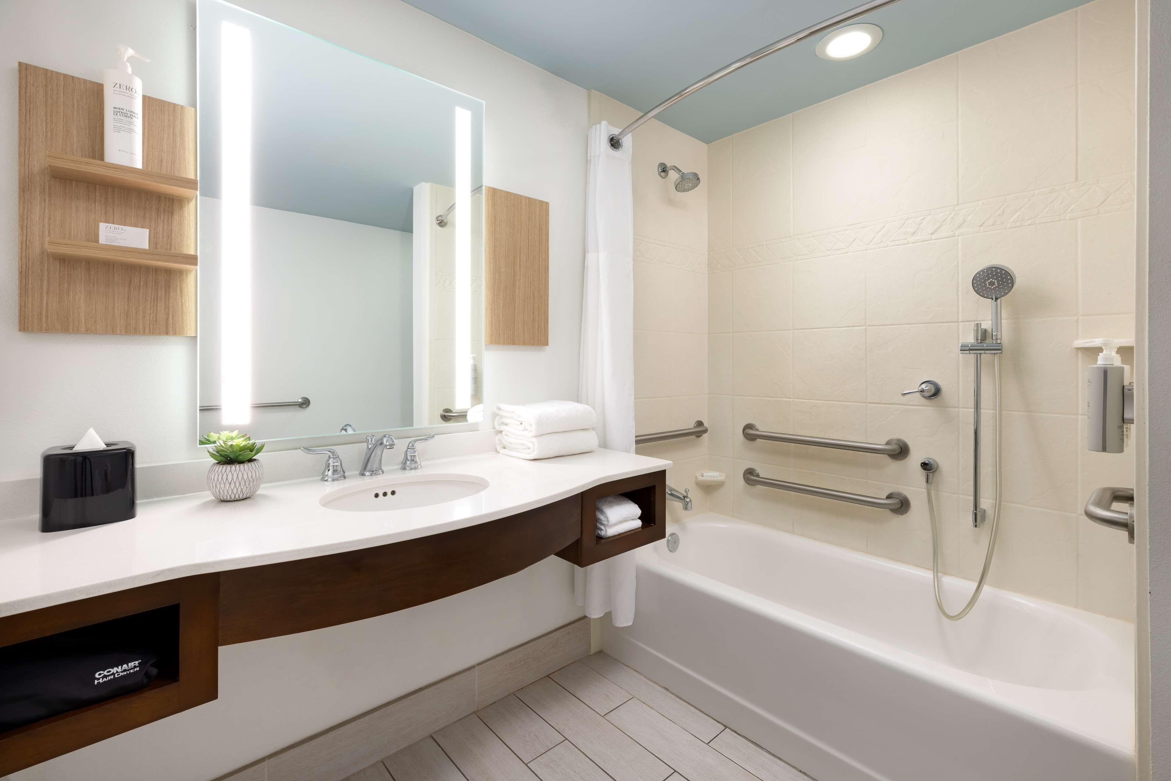 Queen Room Two Queen Beds Mobility Hearing Access
