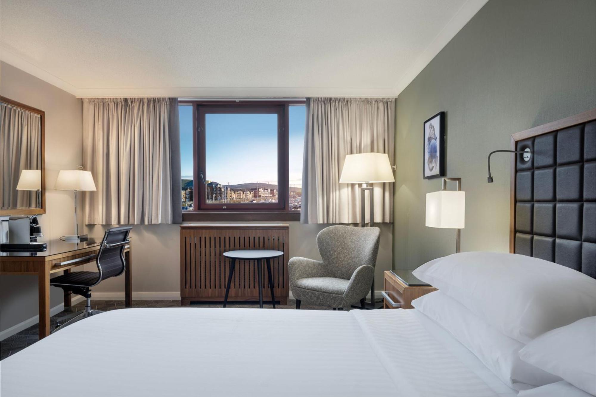 Superior King Room Marina View