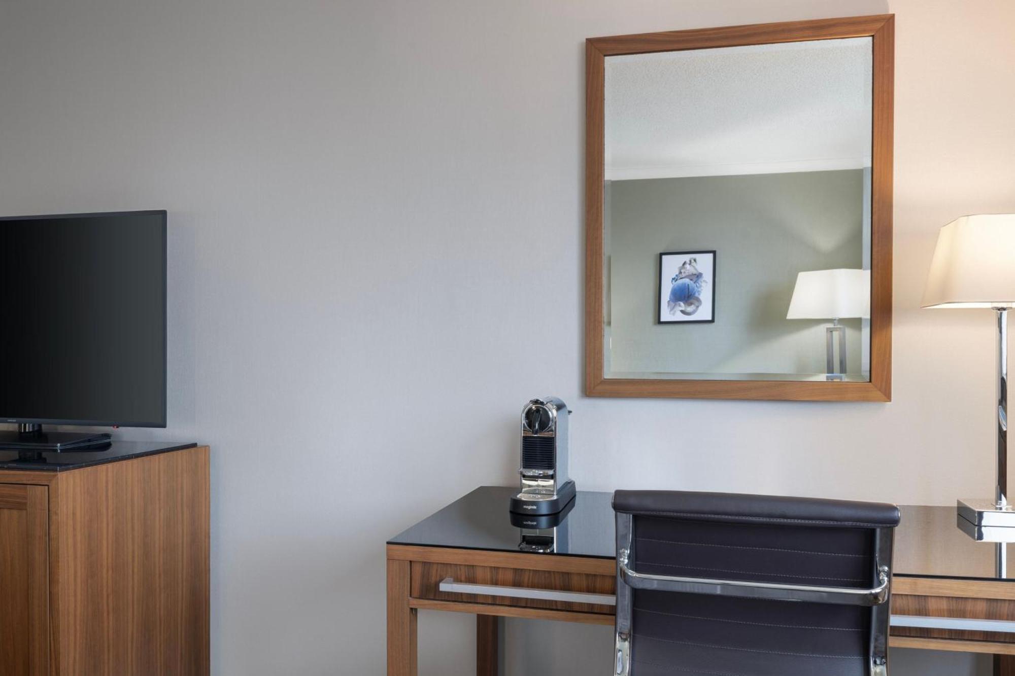Superior King Room Marina View