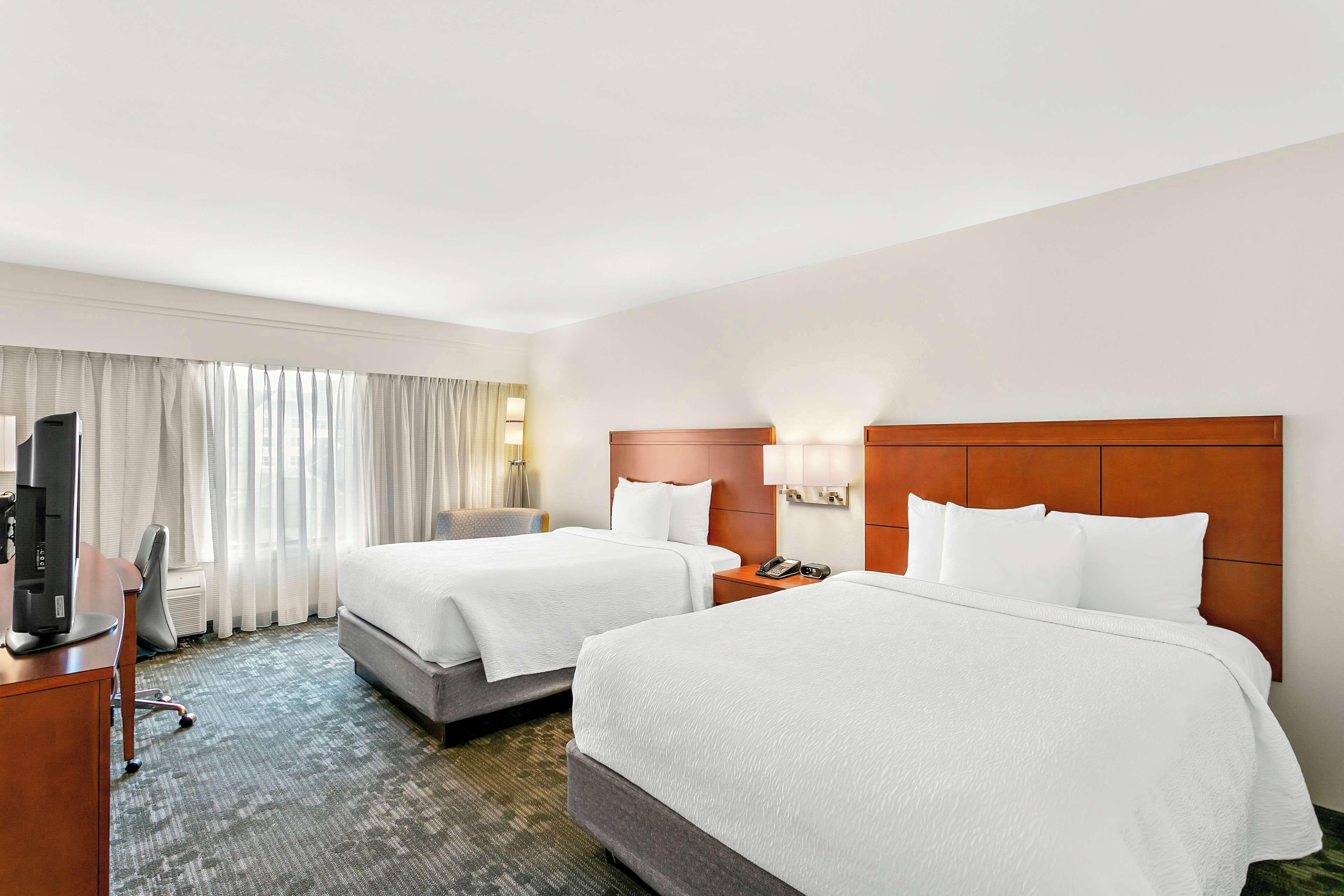 Queen Room Two Queen Beds Hearing Accessible,1591488696:JPEG