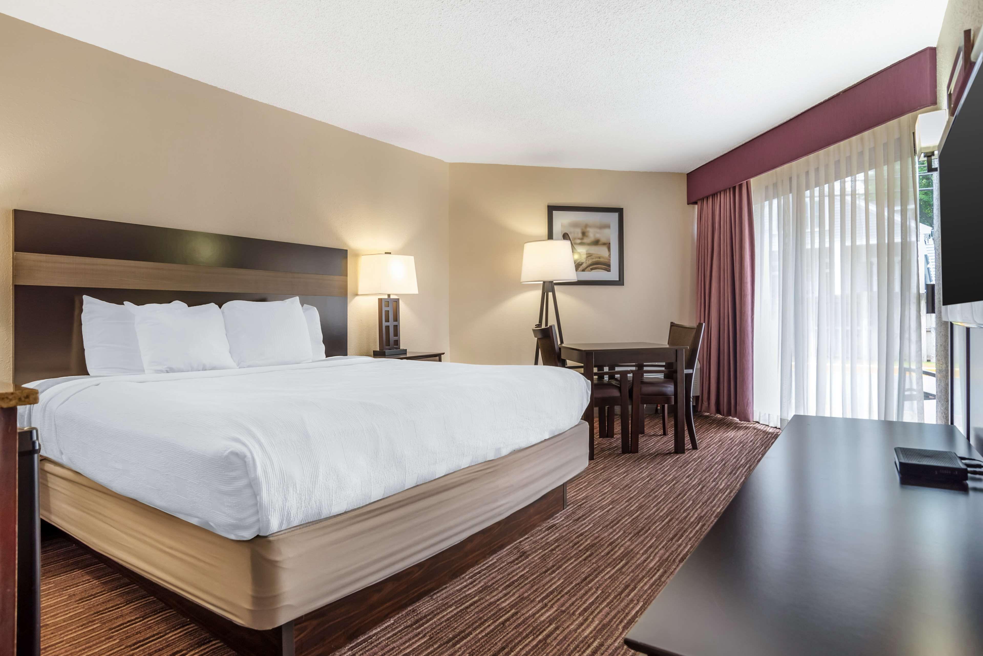King Room with Patio and Garden Tub - Non-Smoking