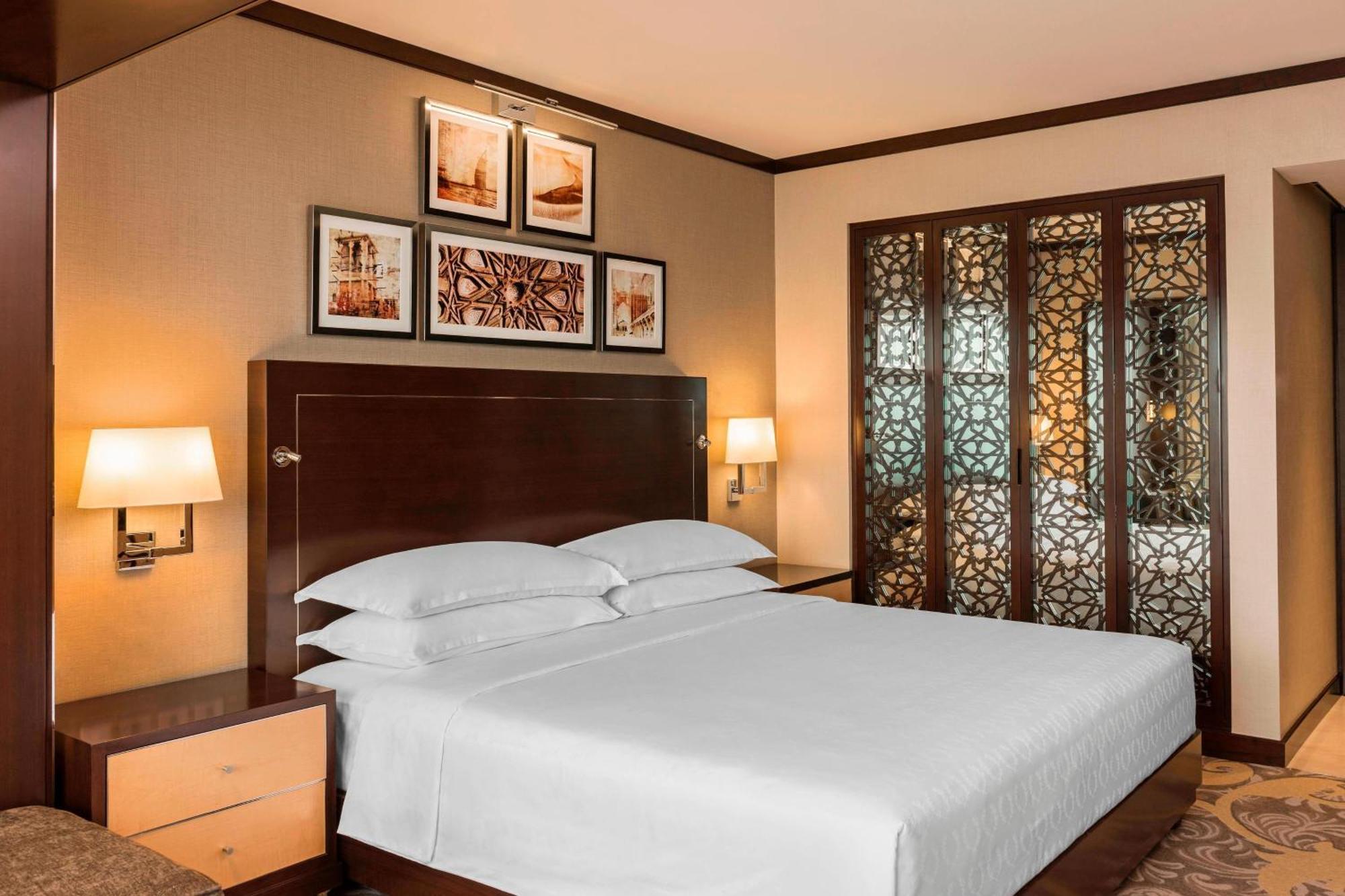 Deluxe Room Guest room 1 King City view