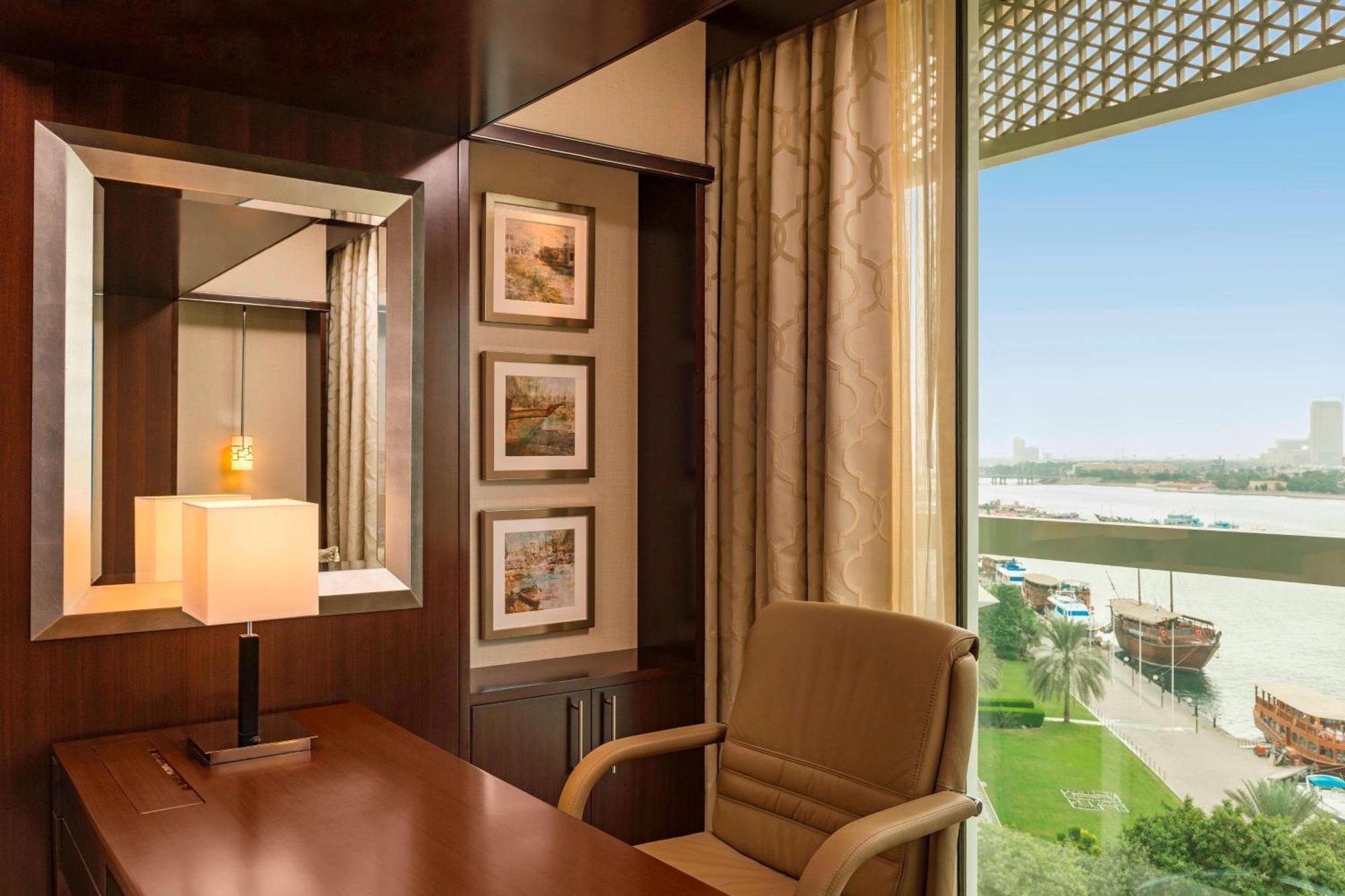 Club Room Club lounge access Guest room 1 King Afternoon Tea & Happy Hours