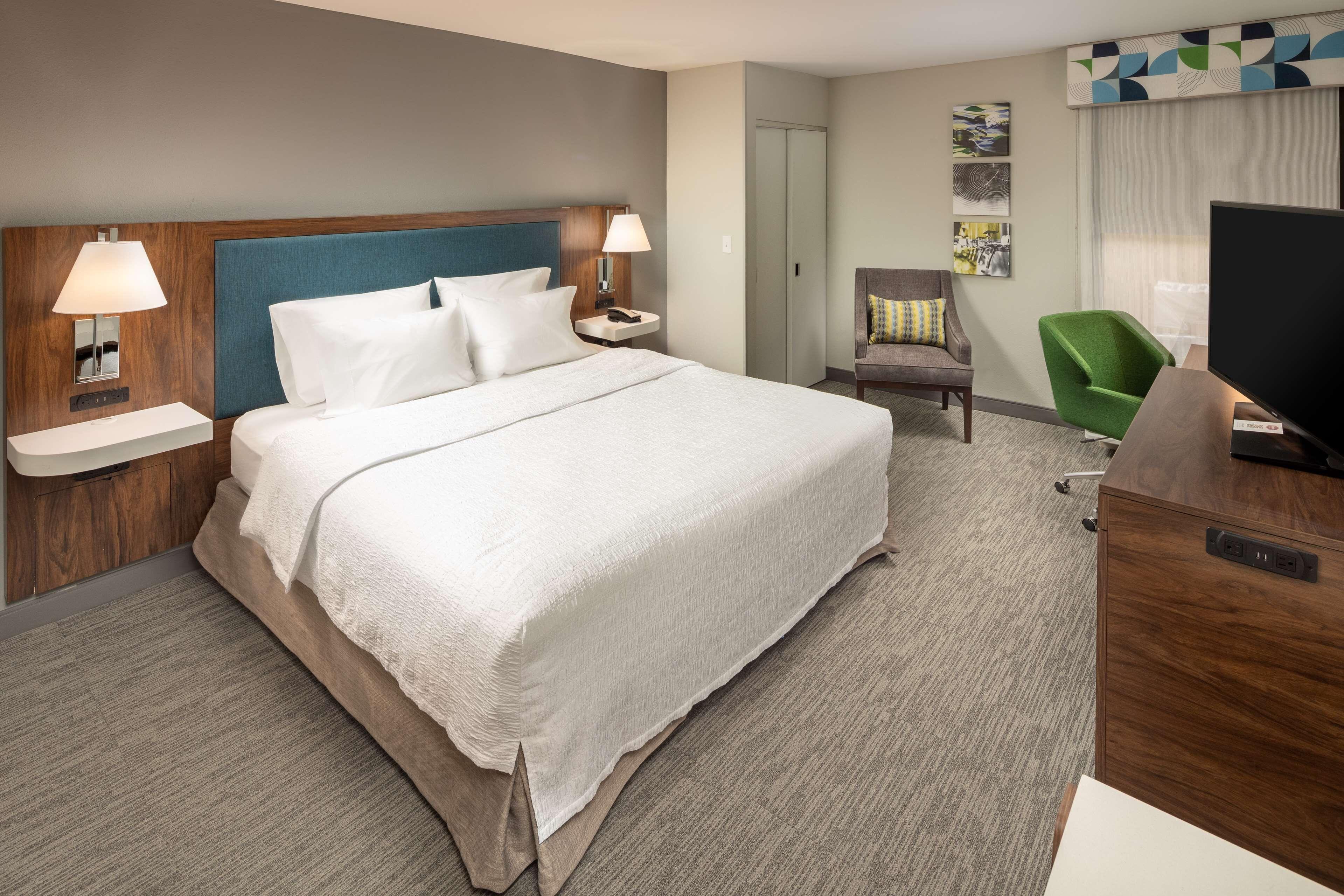King Room Accessible Tub Mobility Hearing Access or Non-Smoking