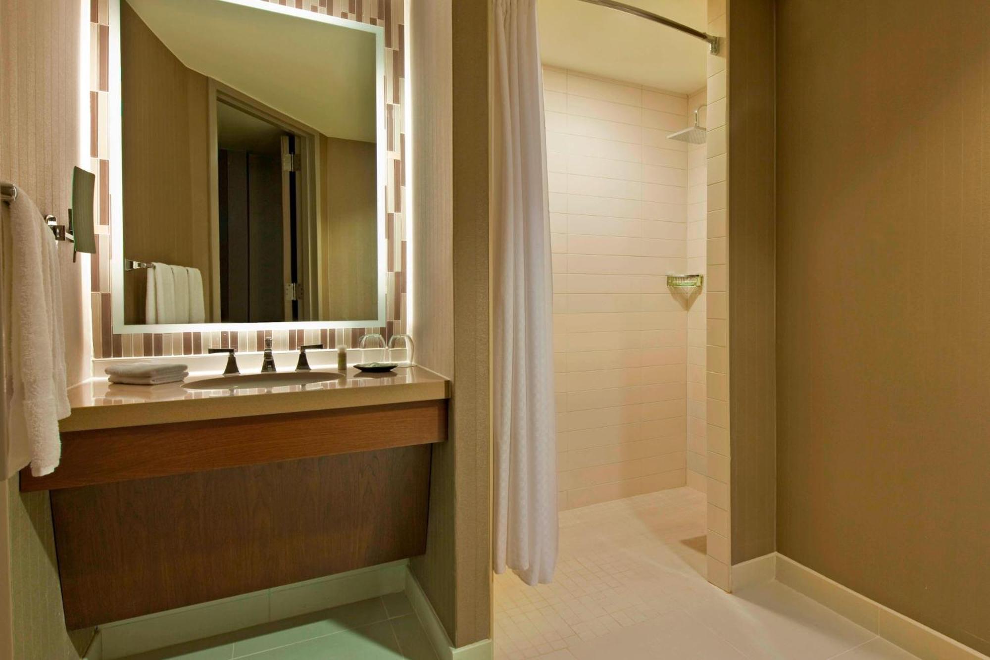 Traditional Queen Room Adapted Tub Mobility Accessible
