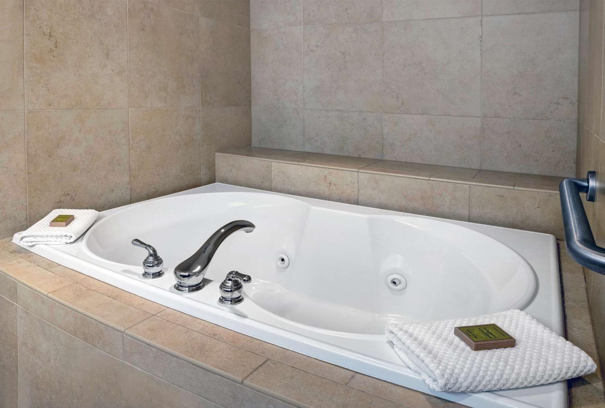 Junior King Suite Spa Bath