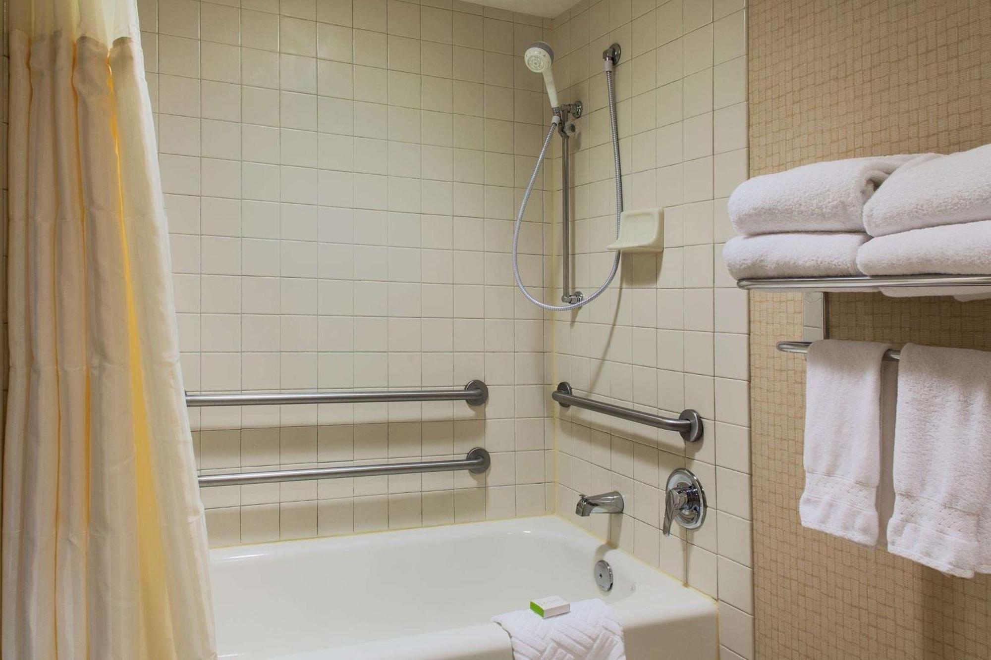 Double Room Accessible w or Tub