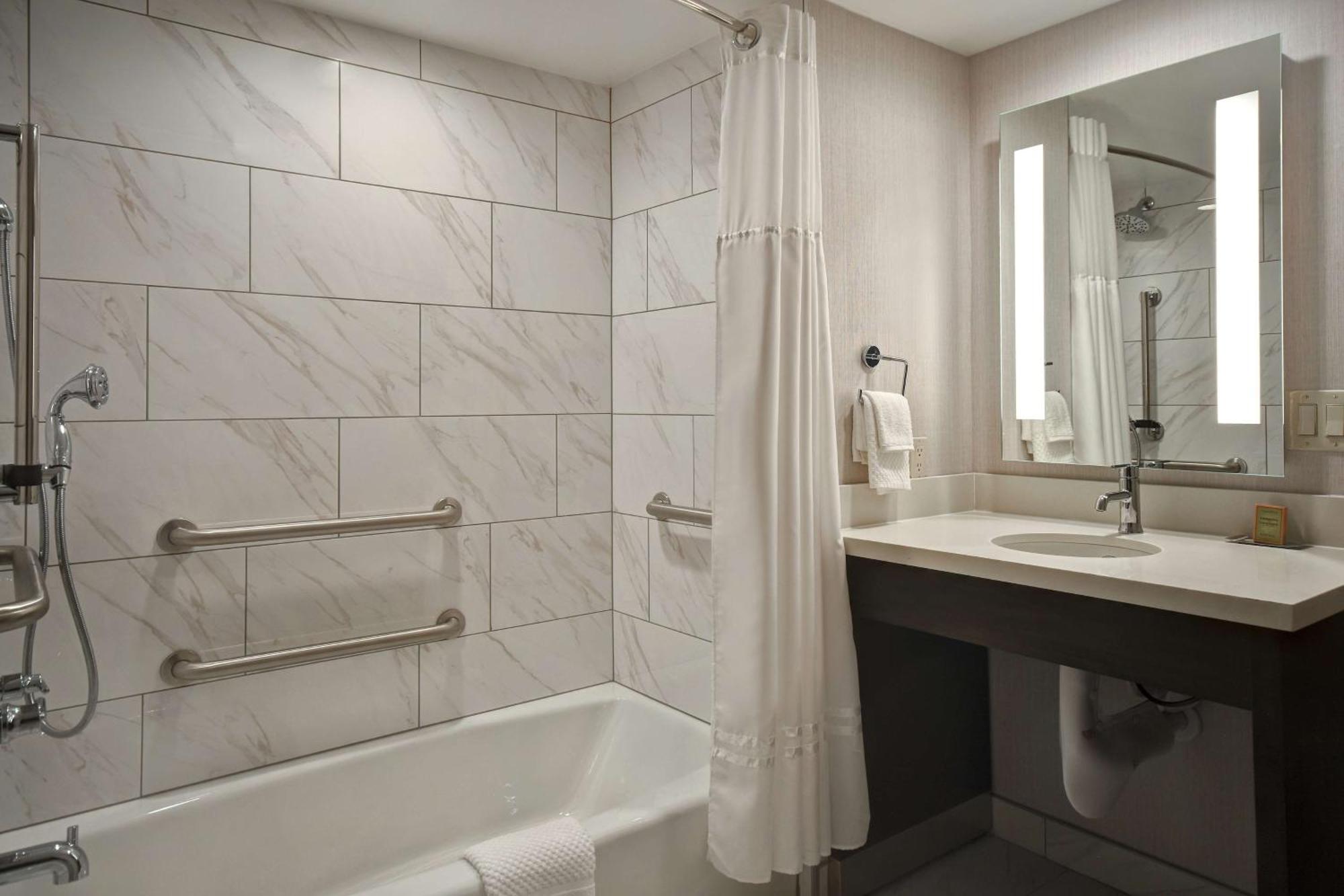 King Room Accessible Tub Mobility Hearing Access