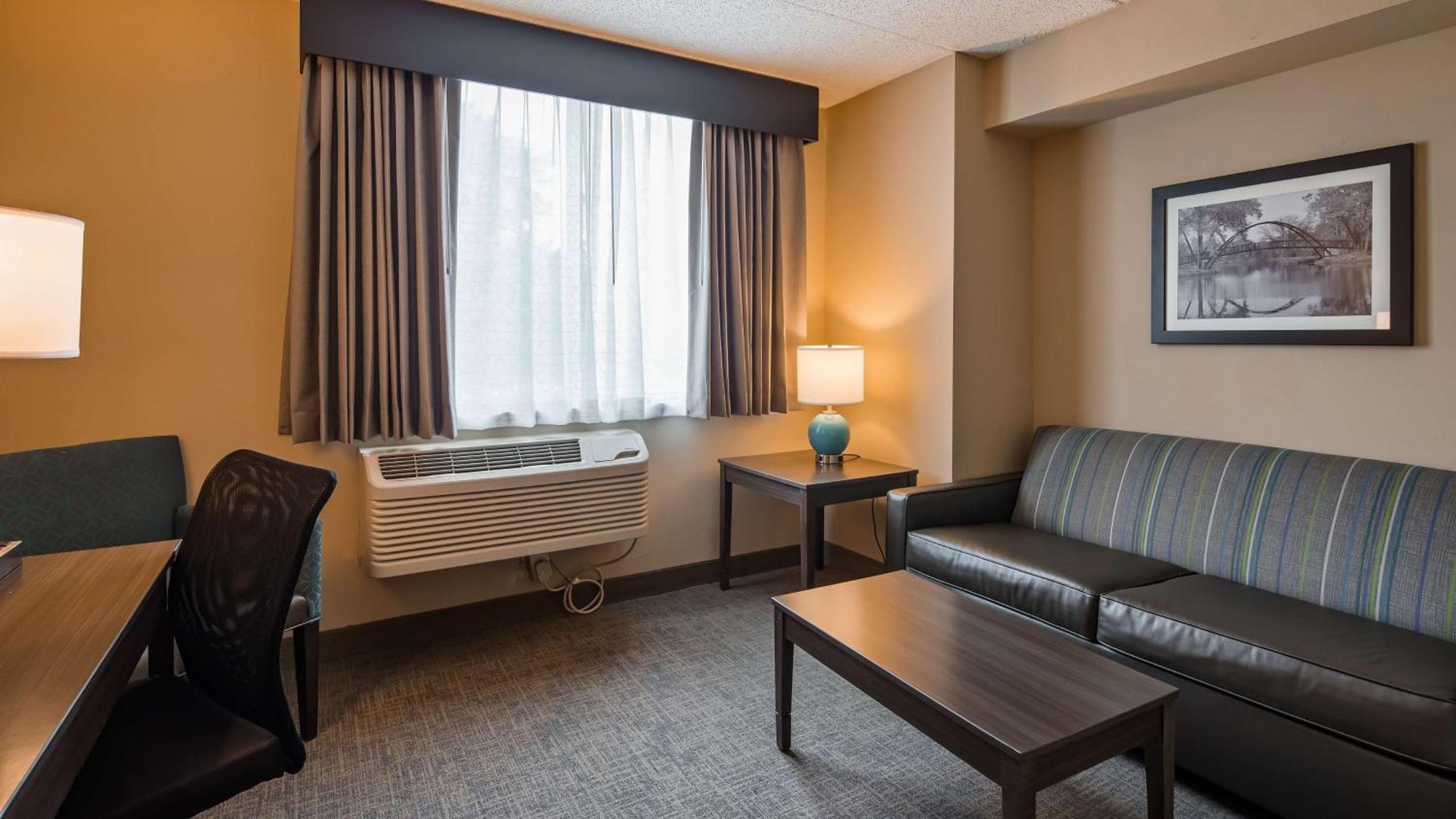 King Suite Walk Shower Sofa Bed Disability or Non-Smoking
