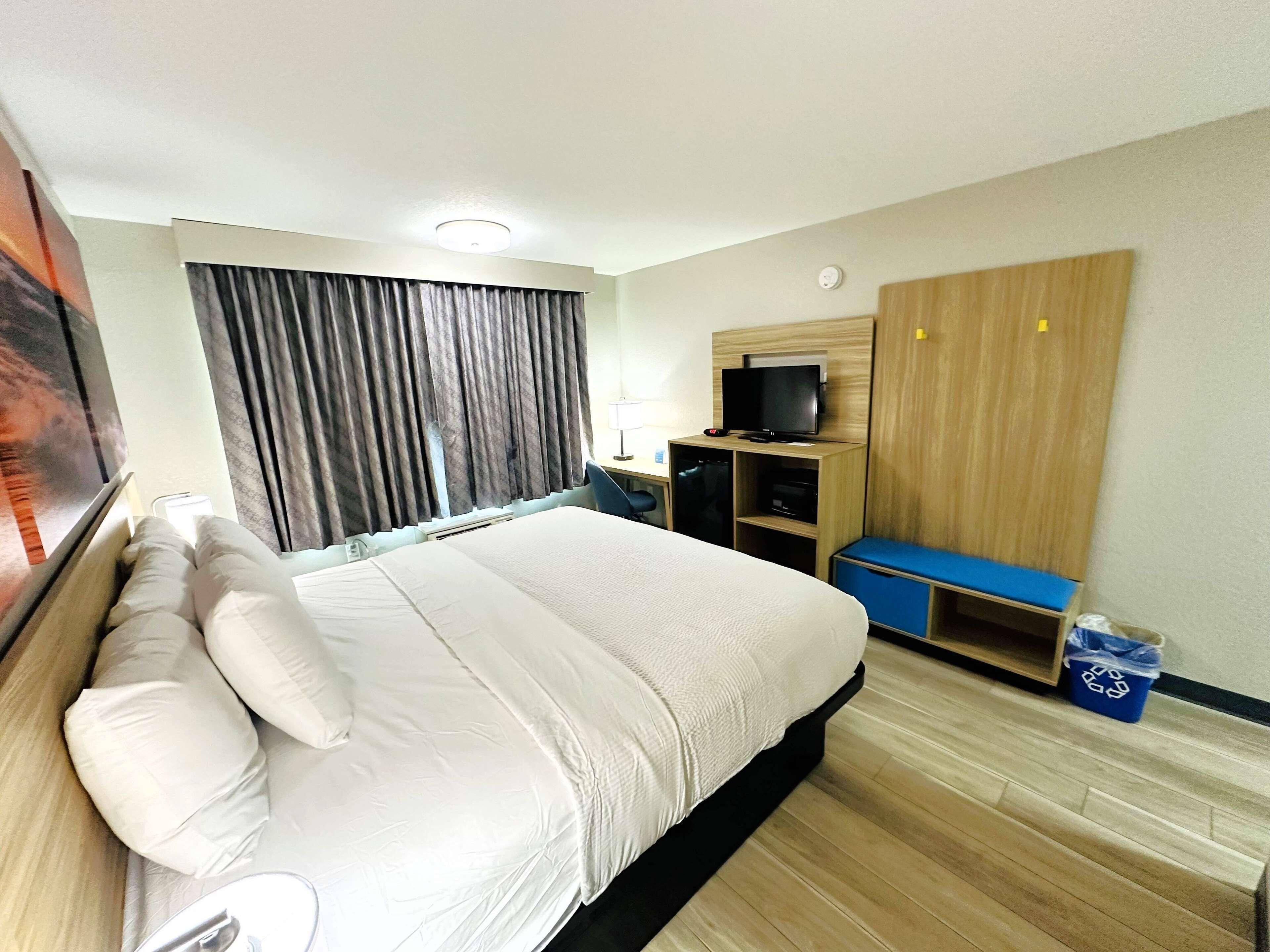 King Room Bath Tub Mobility Accessible or Non-Smoking