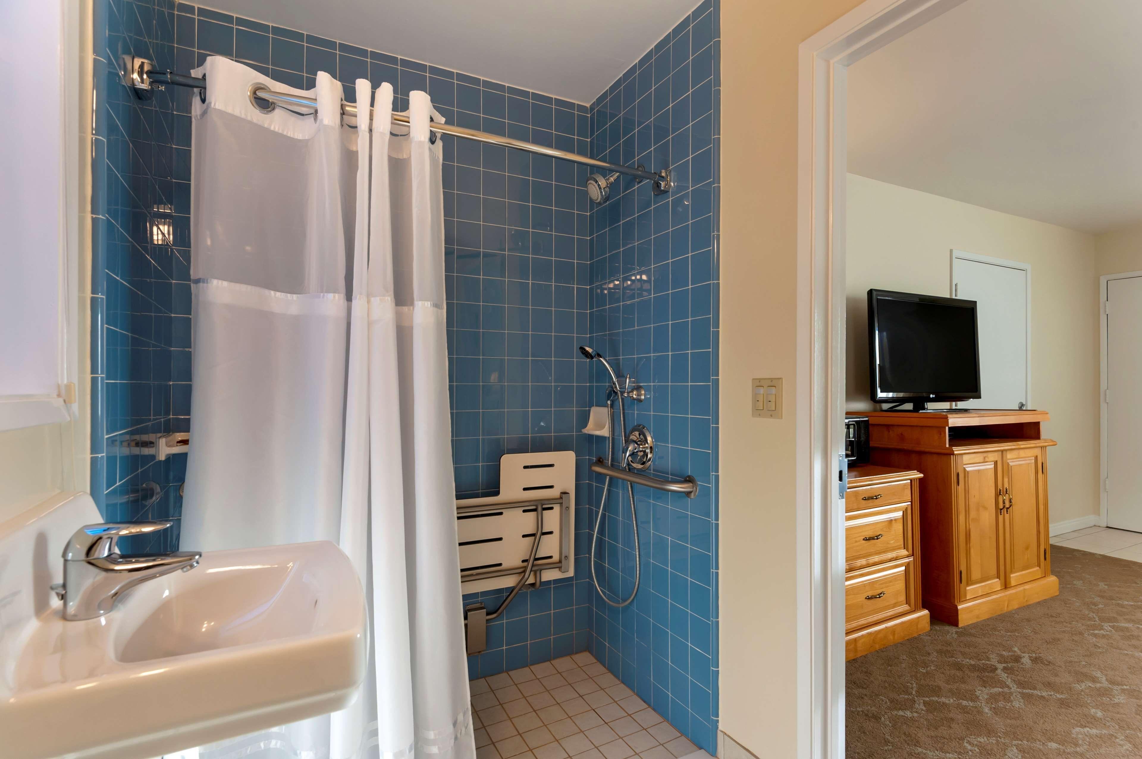 Queen Room Roll Shower Mobility Accessible