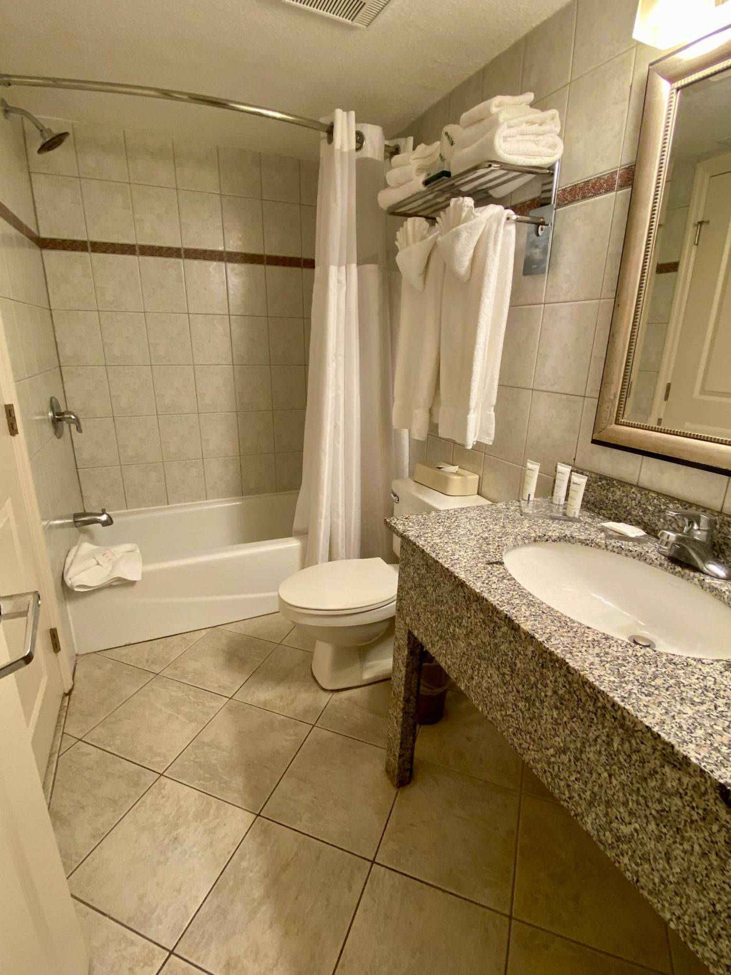 One-Bedroom Suite Oceanfront Sofa Bed over 550 sq ft Balcony or Lower Floor,947904523:JPEG
