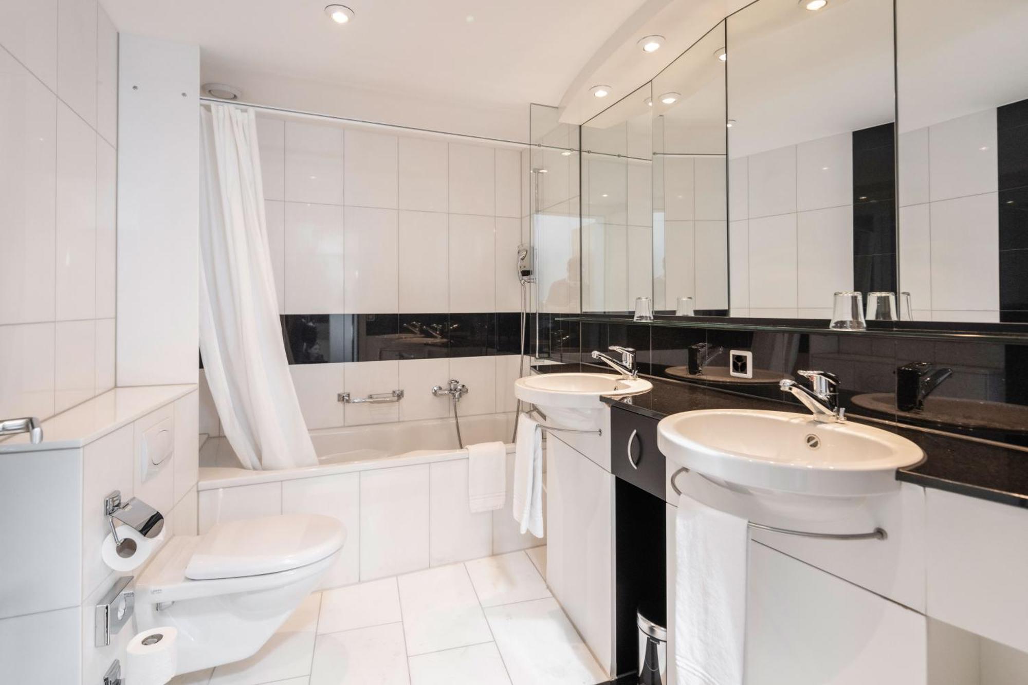 Deluxe Double or Twin Room Lake View