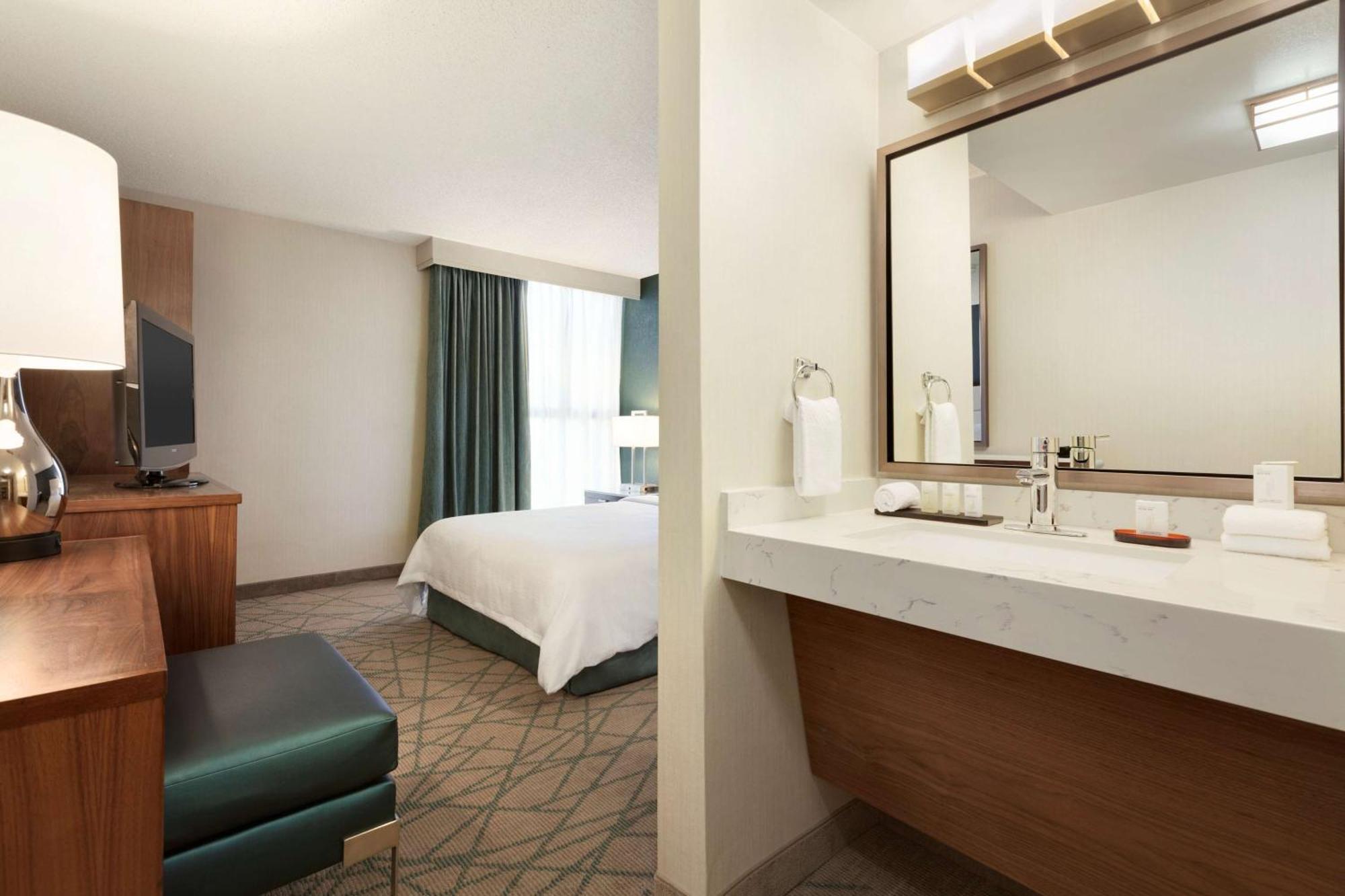 Queen Suite Bath Tub Disability or Hearing Access