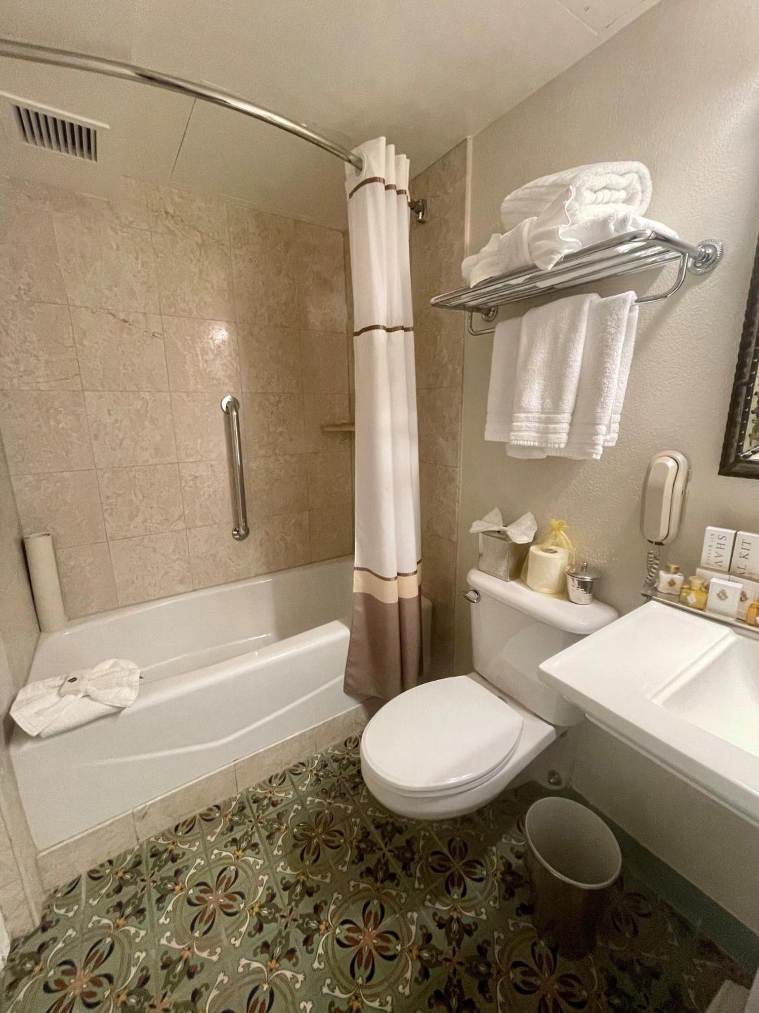 Glenwood Queen Room with Two Queen Beds,1633019313:JPEG