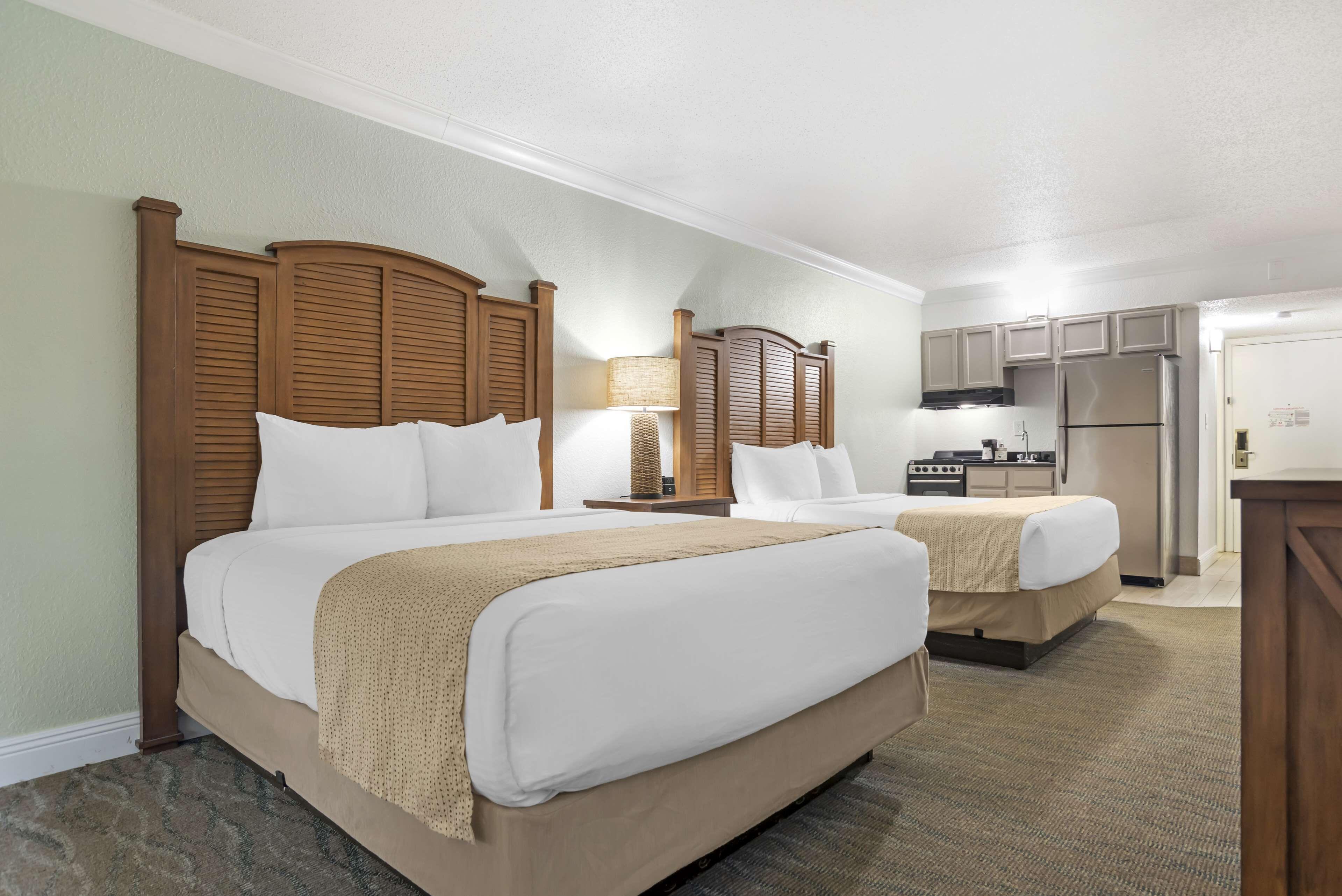 Queen Room Two Queen Beds Street View or Non-Smoking