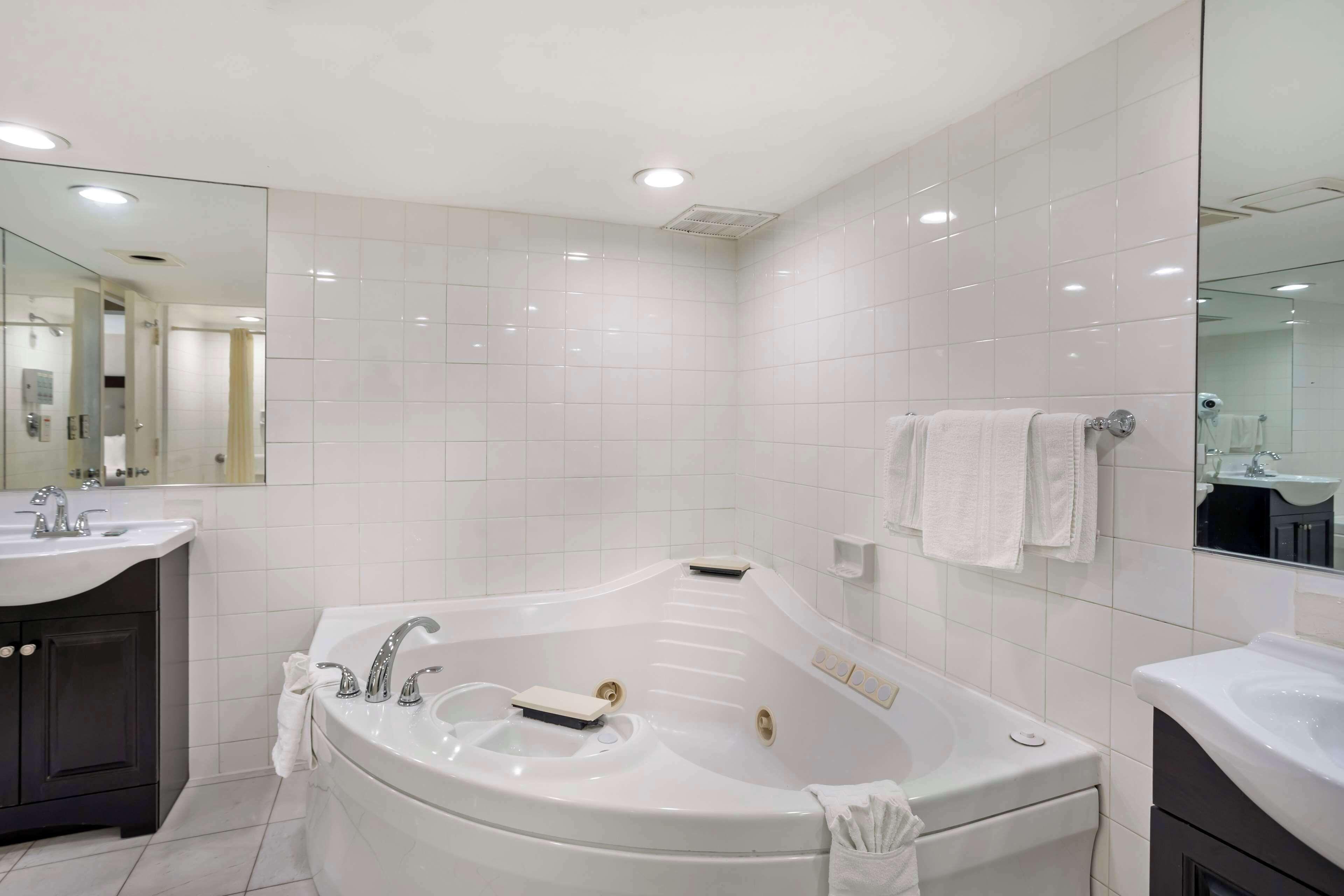 King Suite Spa Bath Non-Smoking,1706249968:JPEG