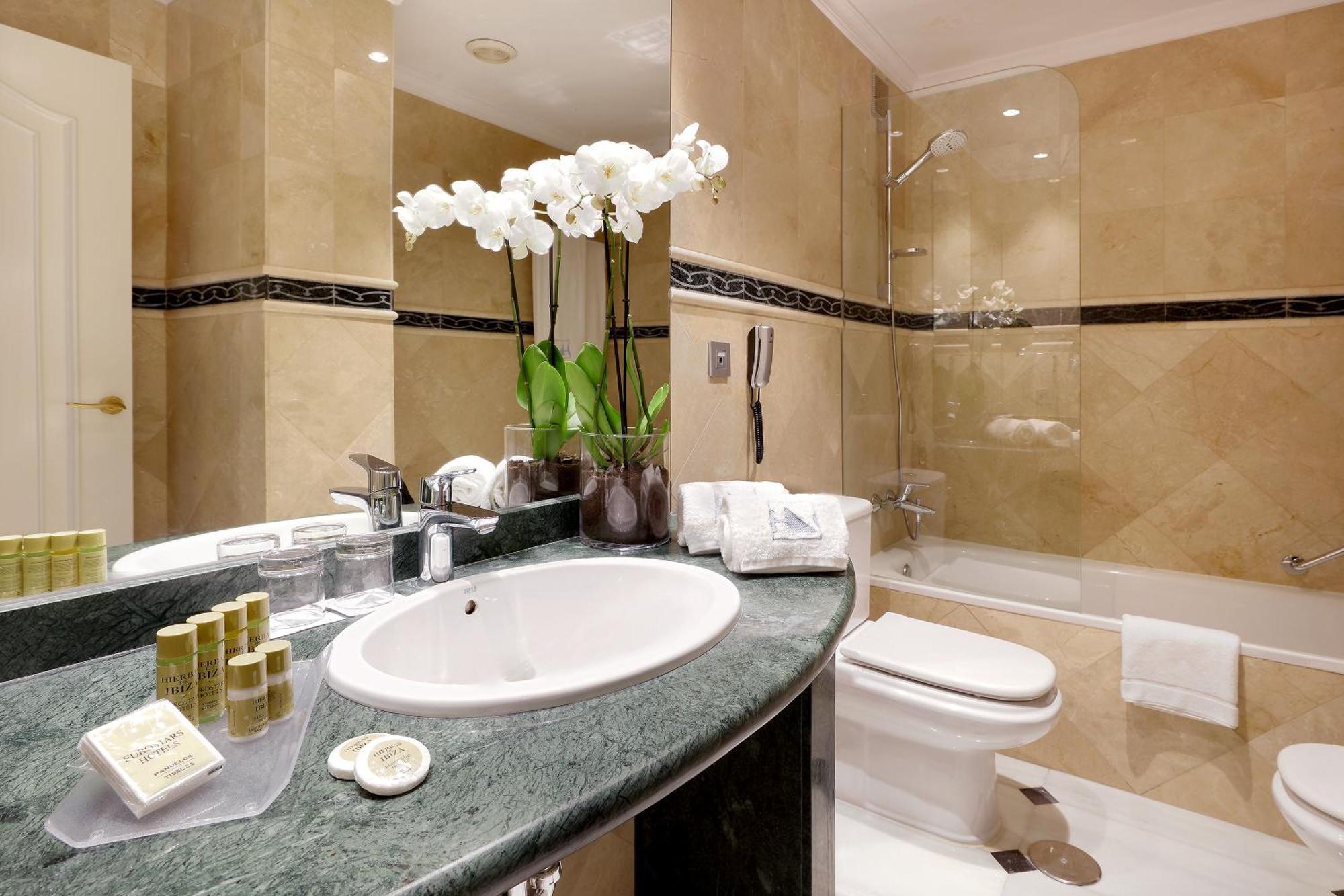 Double Deluxe Double or Twin Room