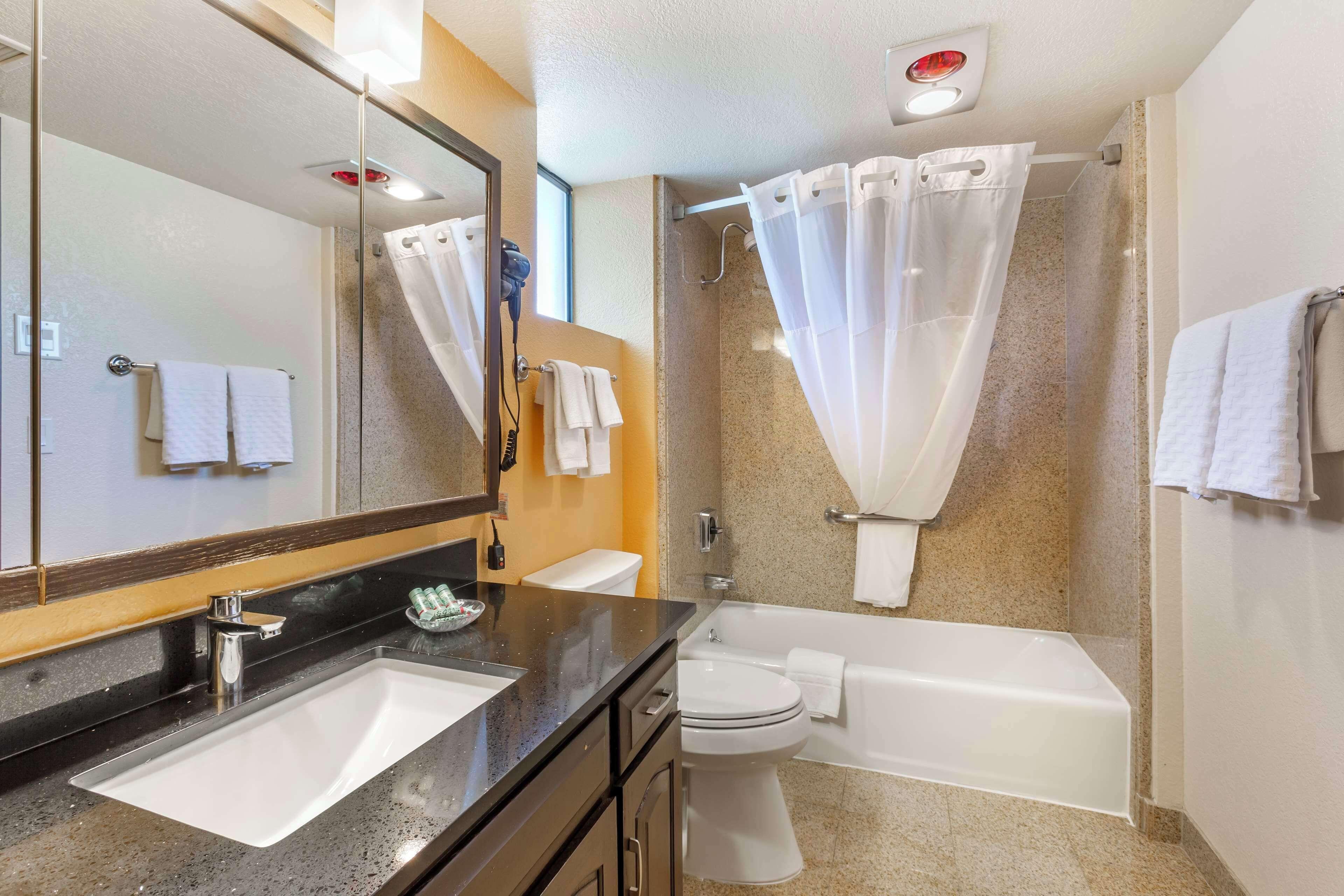 King Suite - Non-Smoking