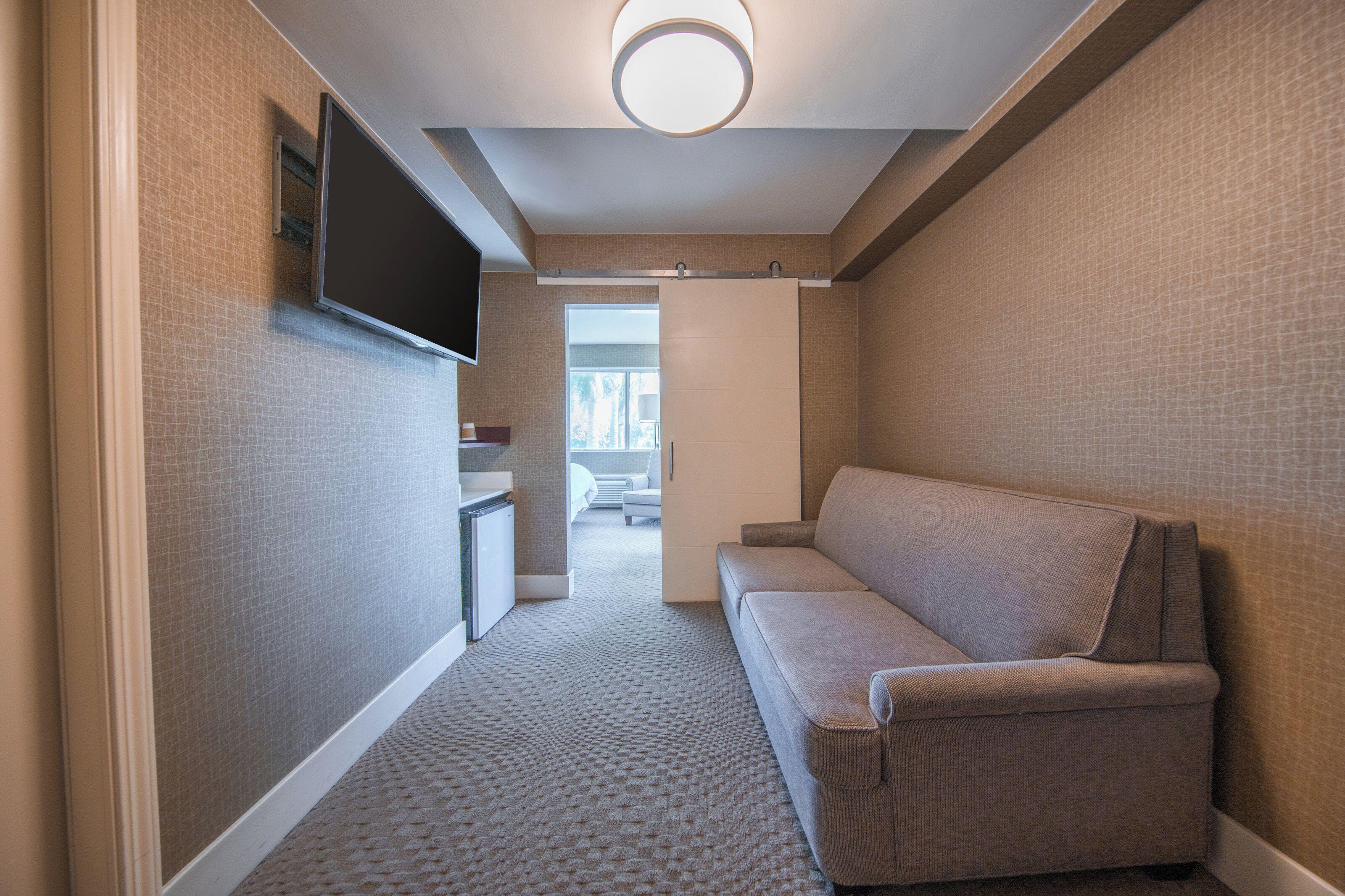 Club level Junior Suite 1 King Corner room Low floor