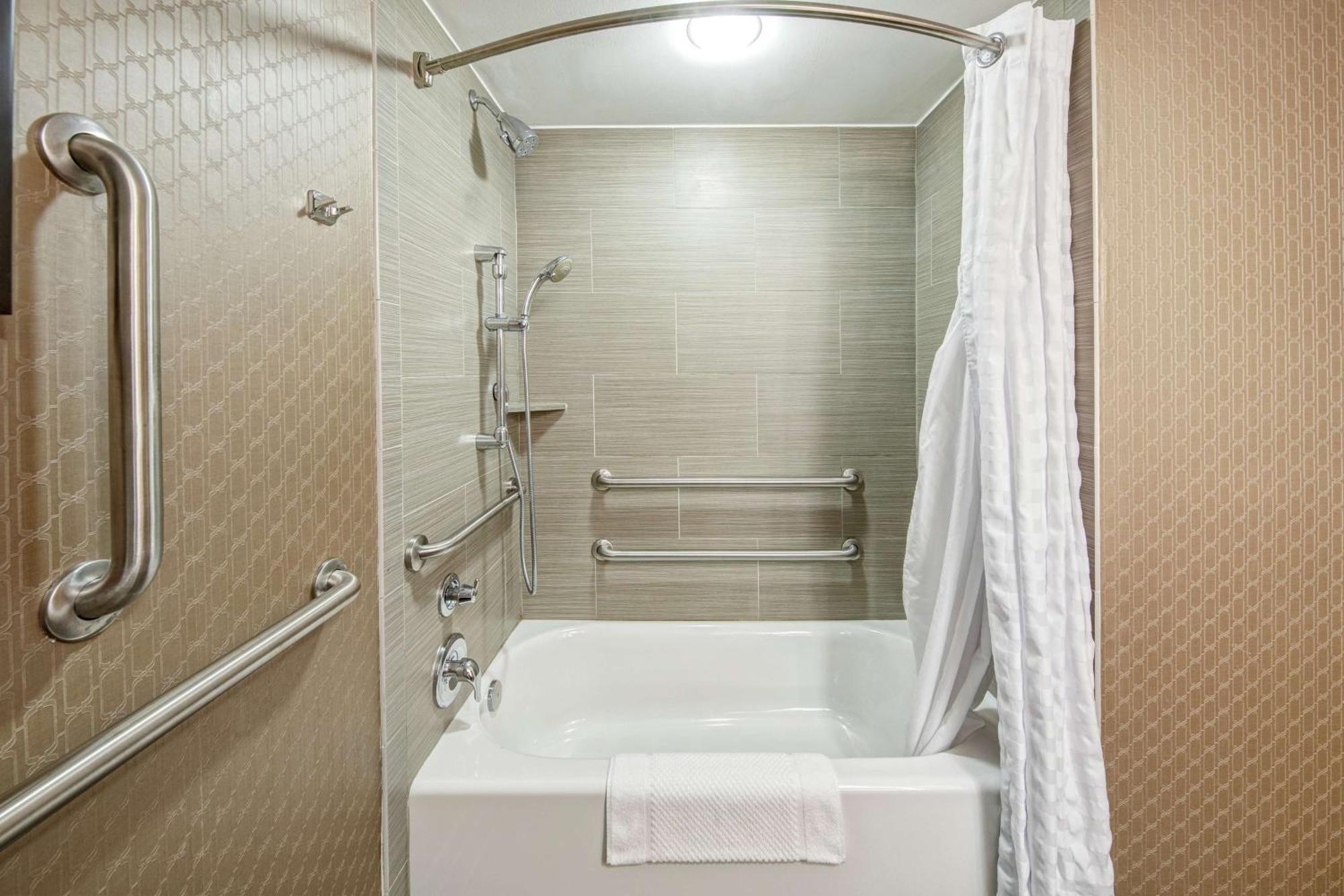 King Room Bath Tub Disability Access