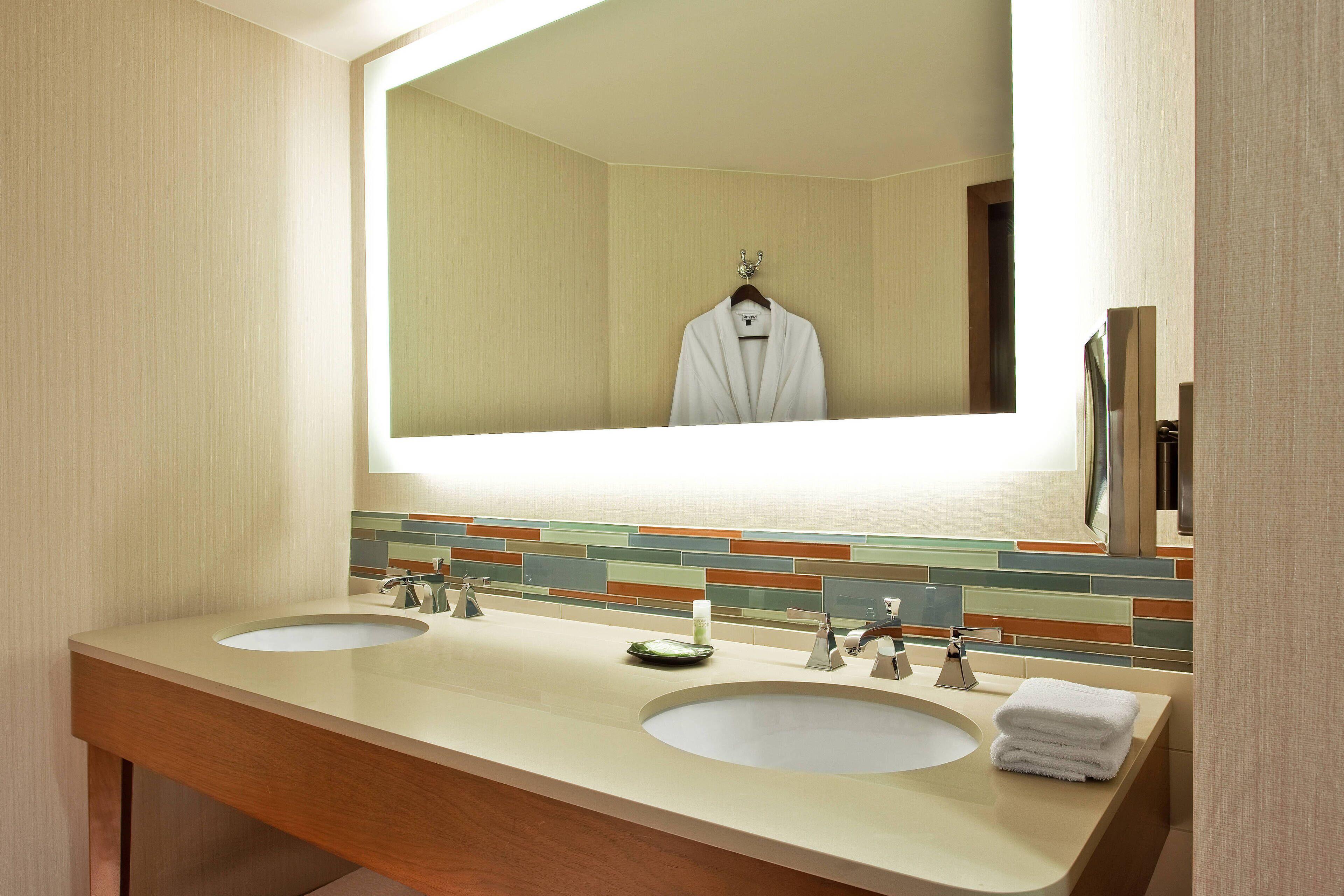 Traditional Island View Guest room 1 King Limited view