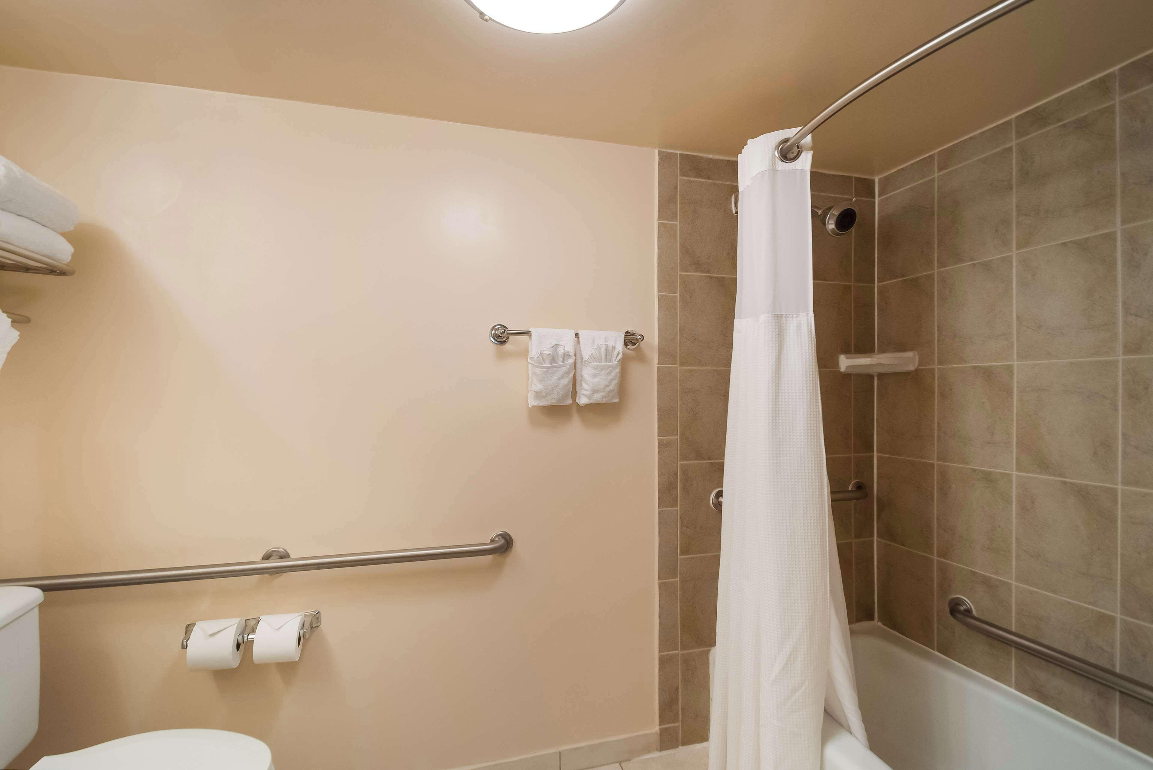 Queen Room Bath Tub Disability Access or Non-Smoking