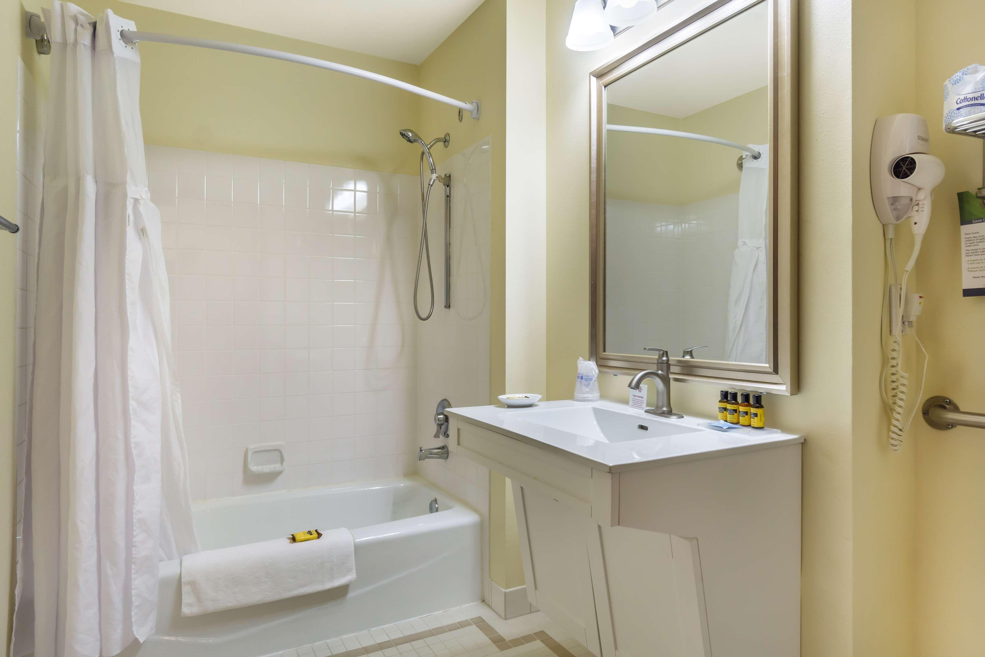 Double Room Bath Tub Disability Access or Non-Smoking