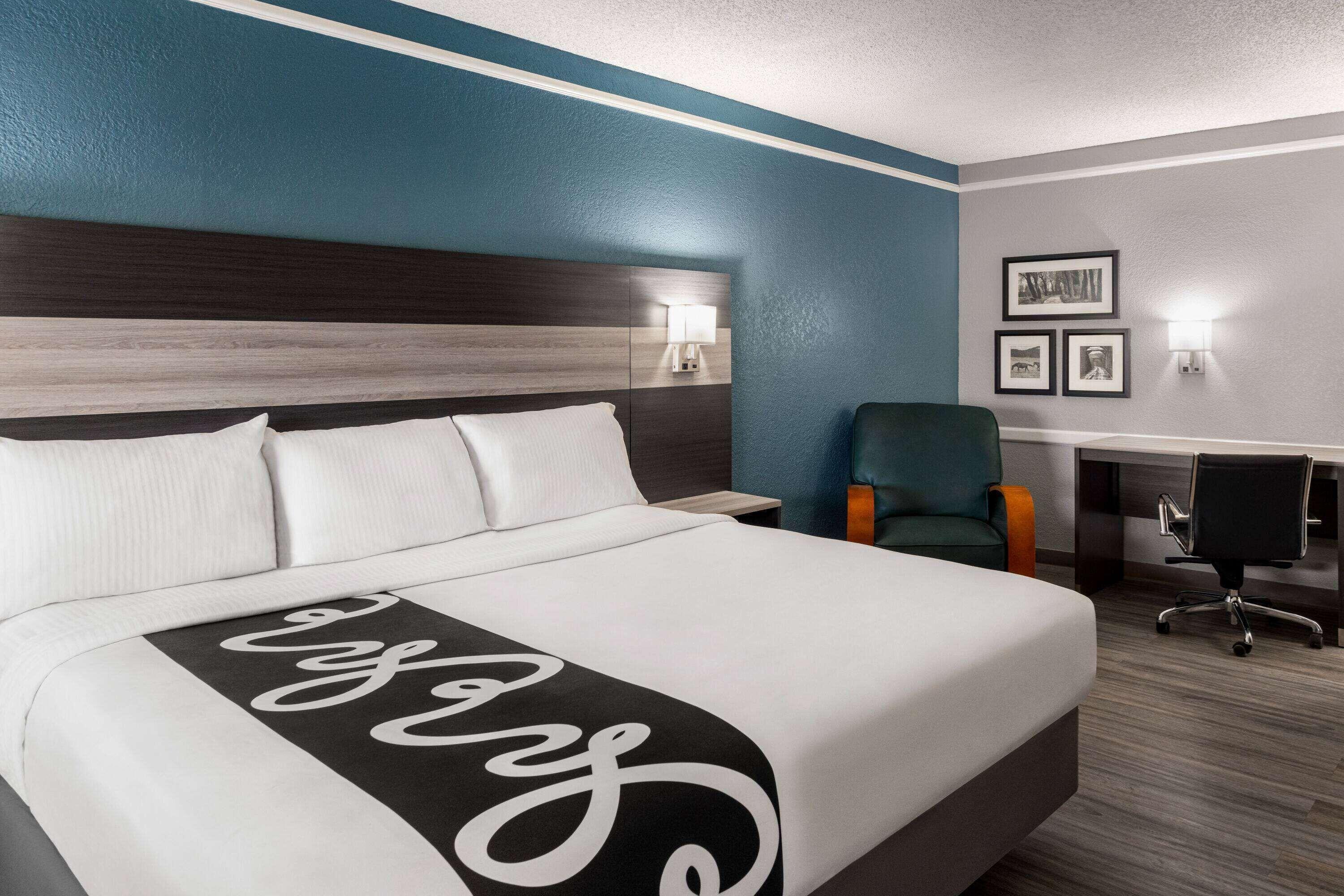 1 King Bed Mobility or Hearing Accessible Room Bathtub w or Grab Bars Non-Smoking,1706608931:JPEG