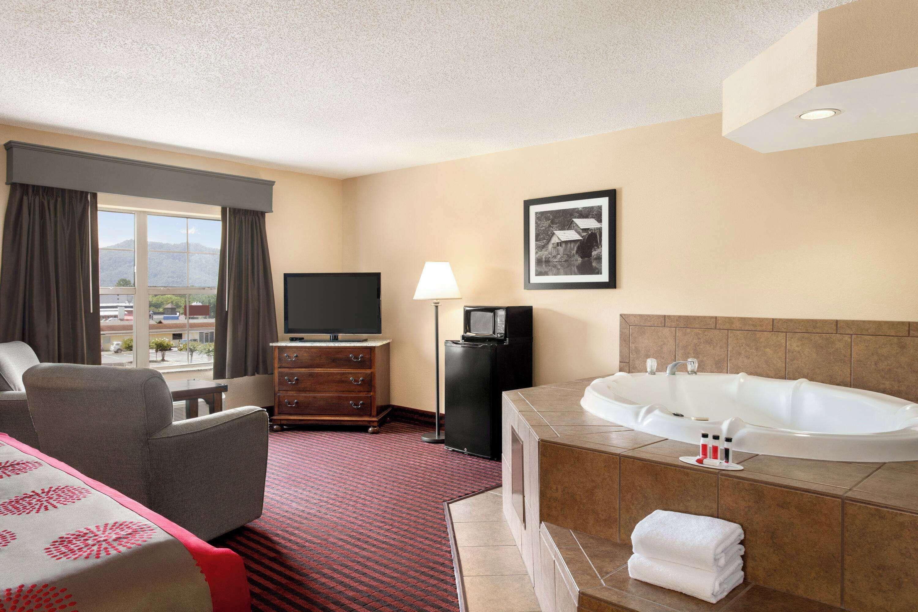 King Jacuzzi Suite – Non-Smoking