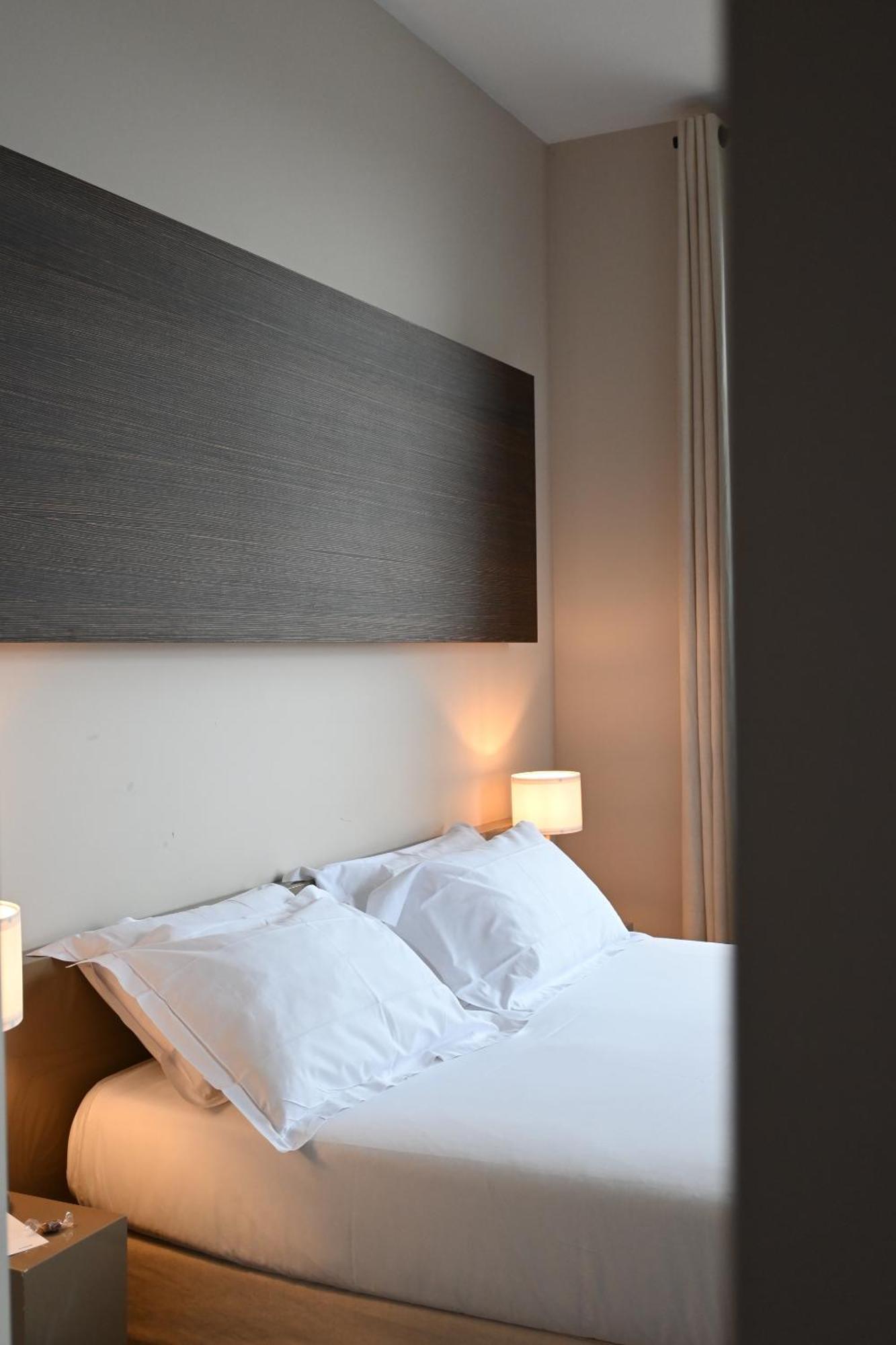 Double Room Overlooking the Place,1746815274:JPEG