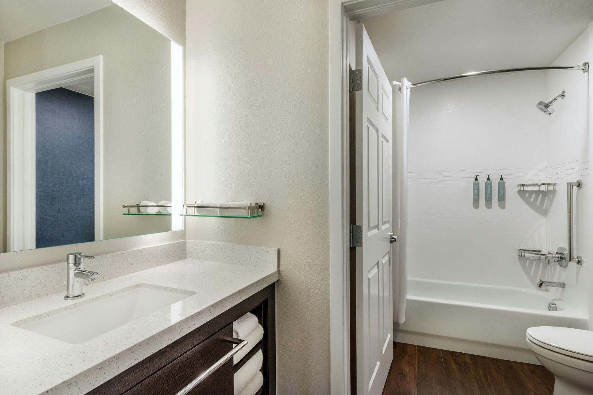One-Bedroom Queen Suite