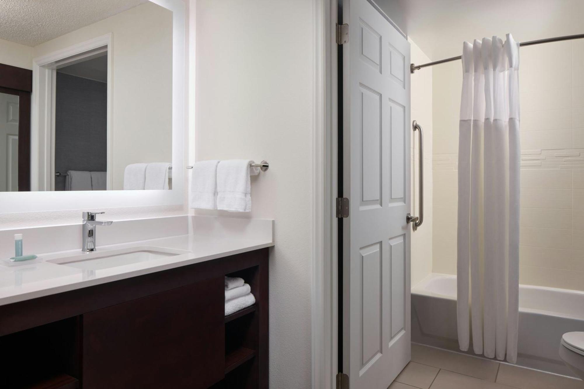 One-Bedroom Queen Suite Sofa Bed Adapted Tub Mobility Accessible