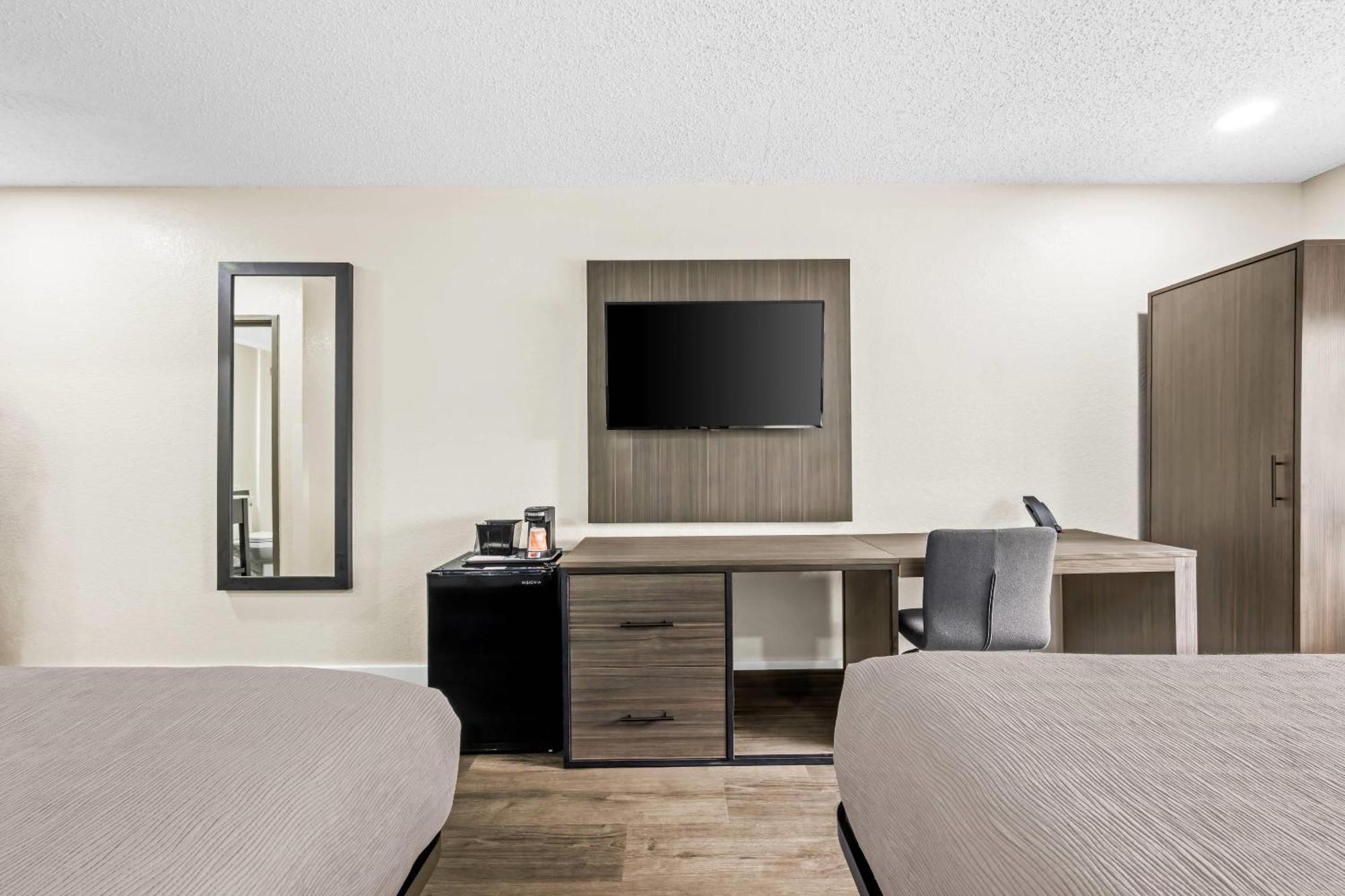 Quadruple Room Two Queen Beds Non Smoking