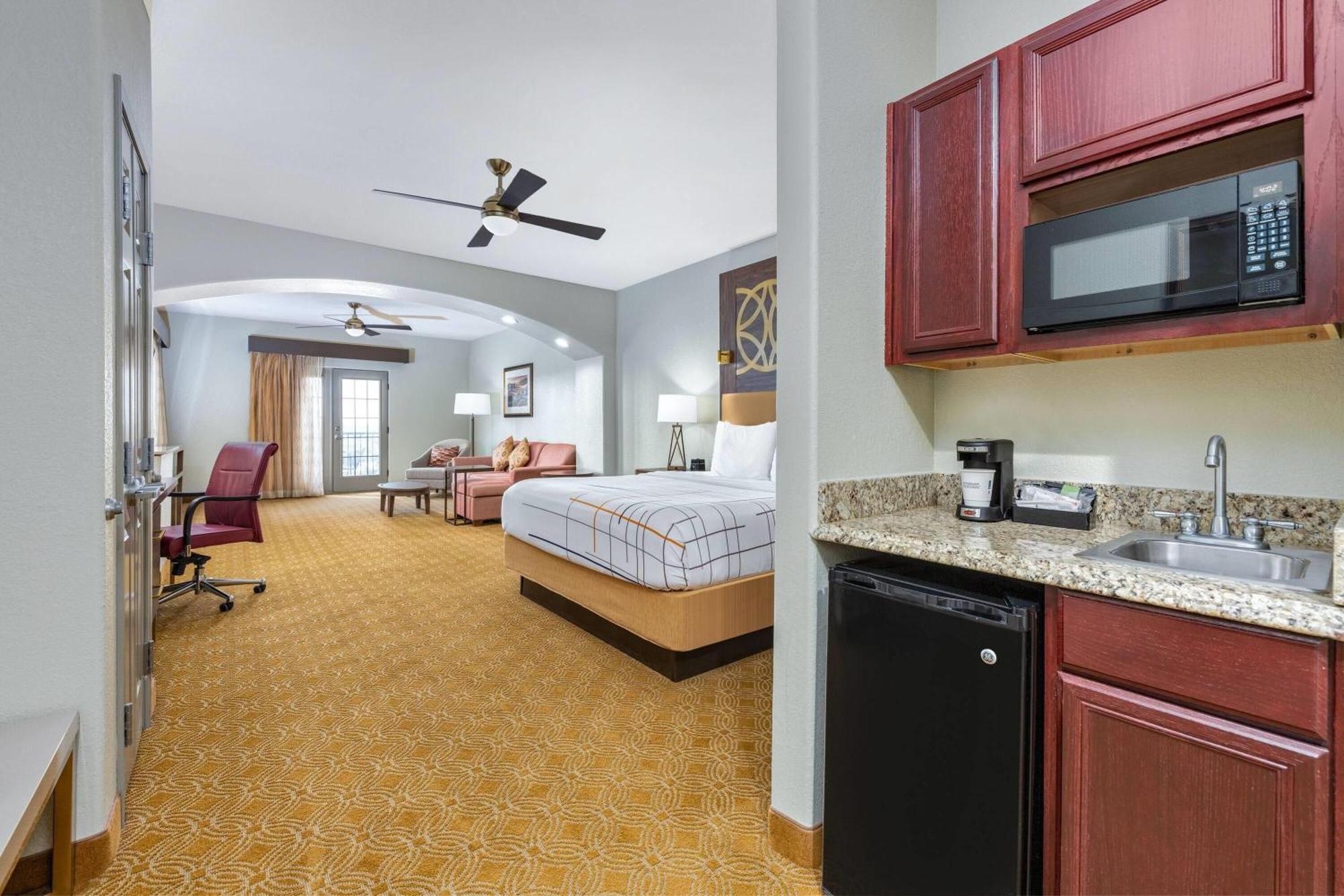 Presidential King Suite with Balcony and Lake View - 2nd Floor