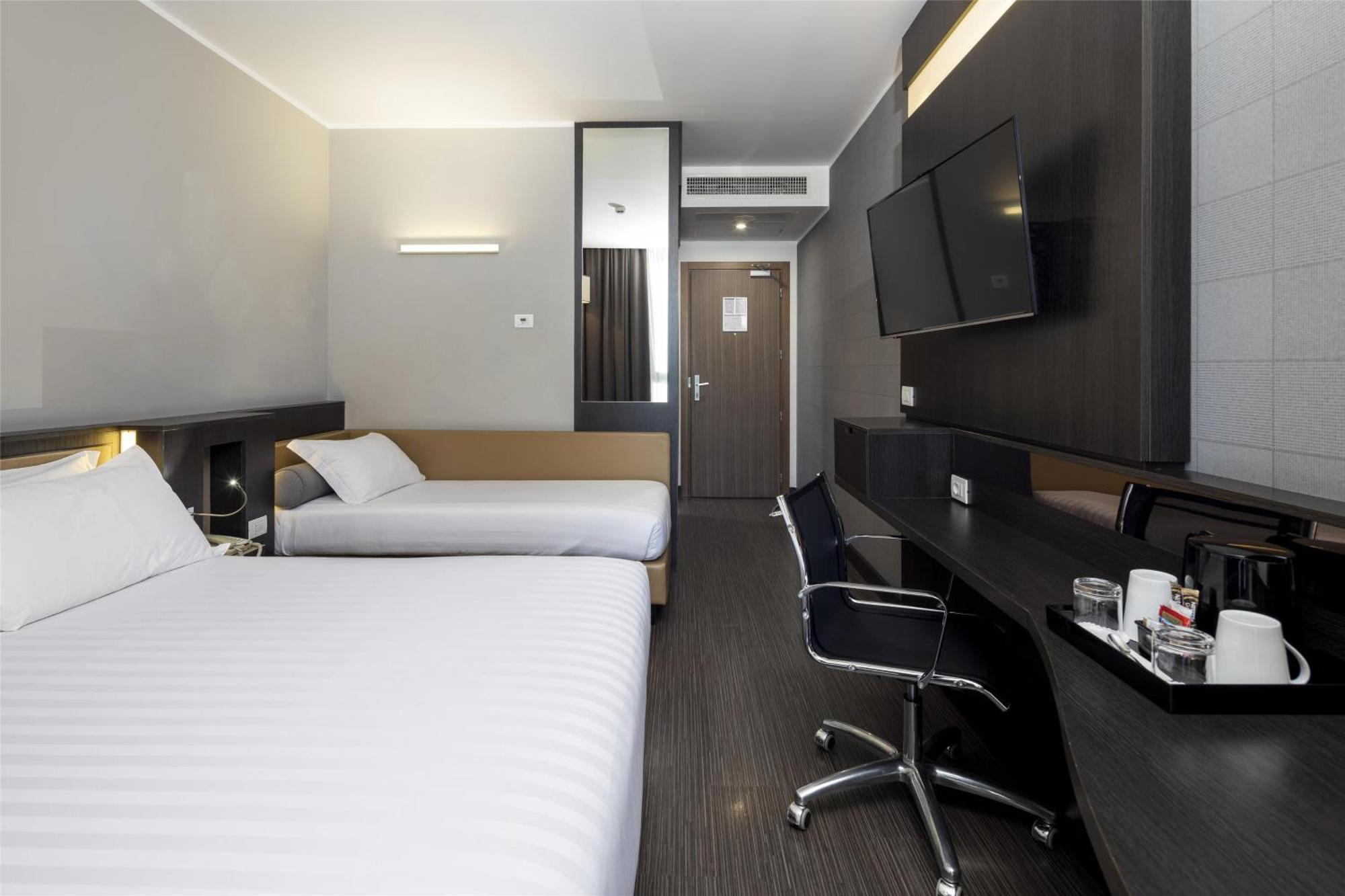 Standard Queen Room Single Bed