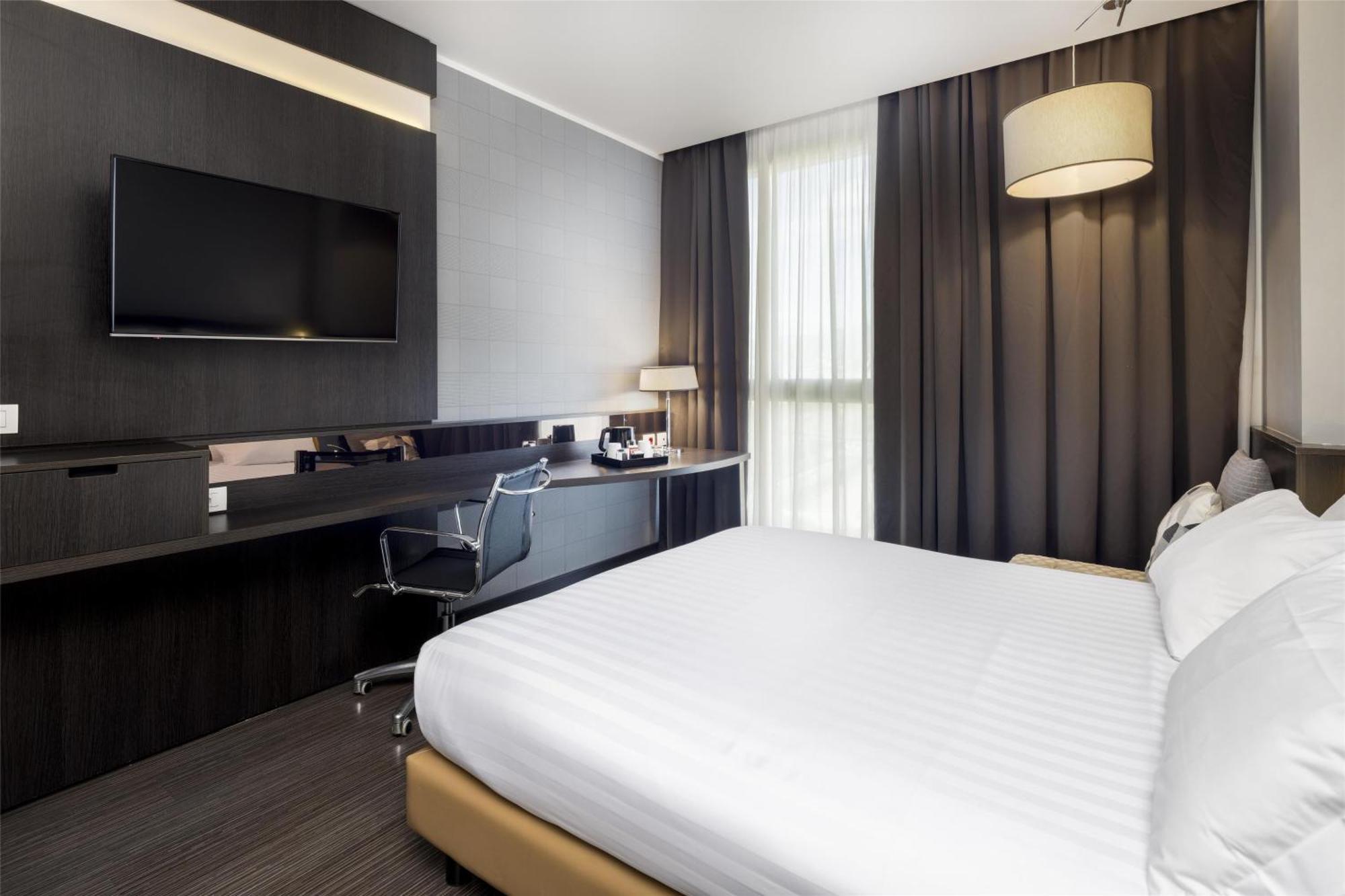 Standard Queen Room Single Bed