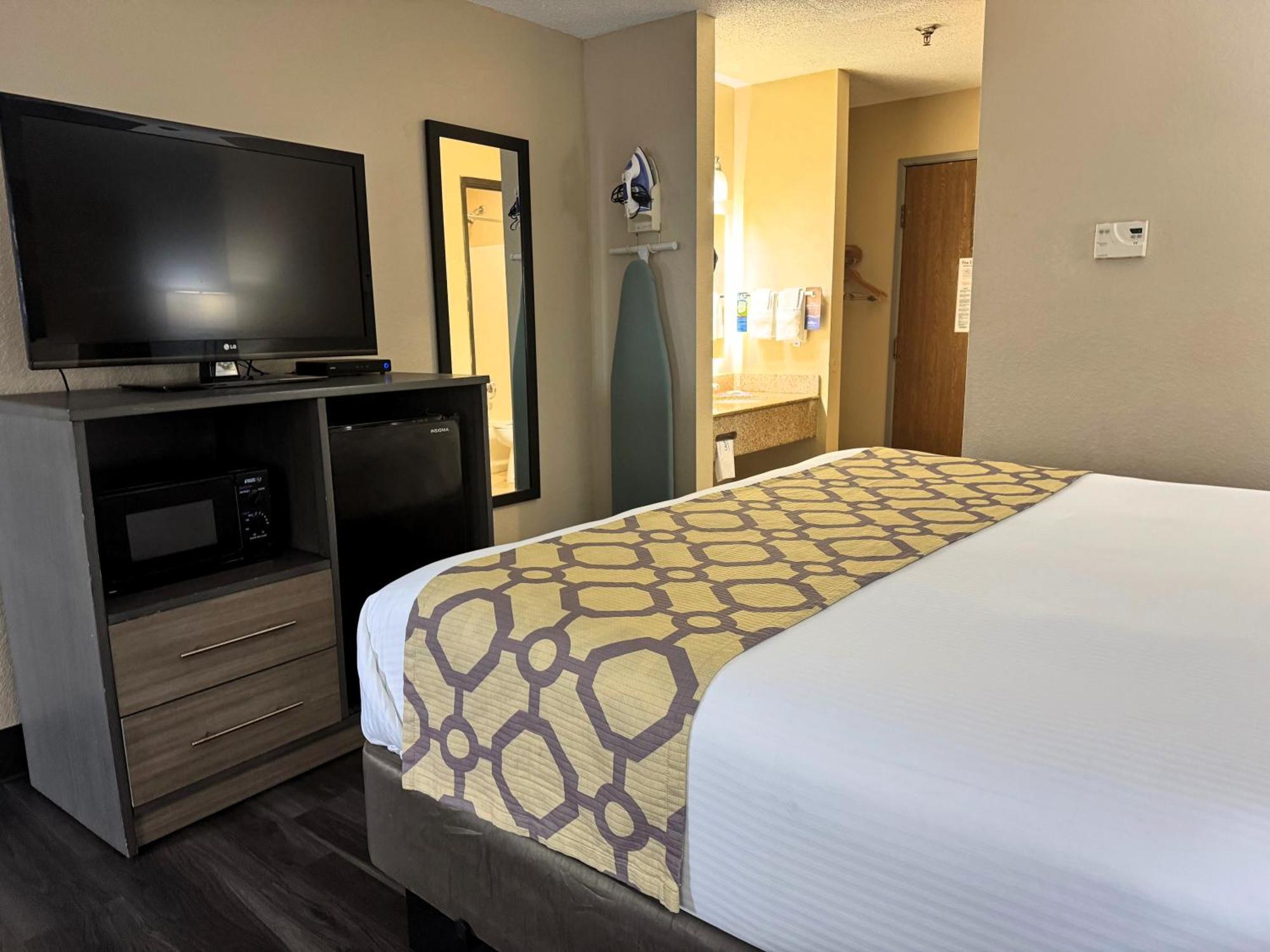 Queen Room Disability Access Non-Smoking