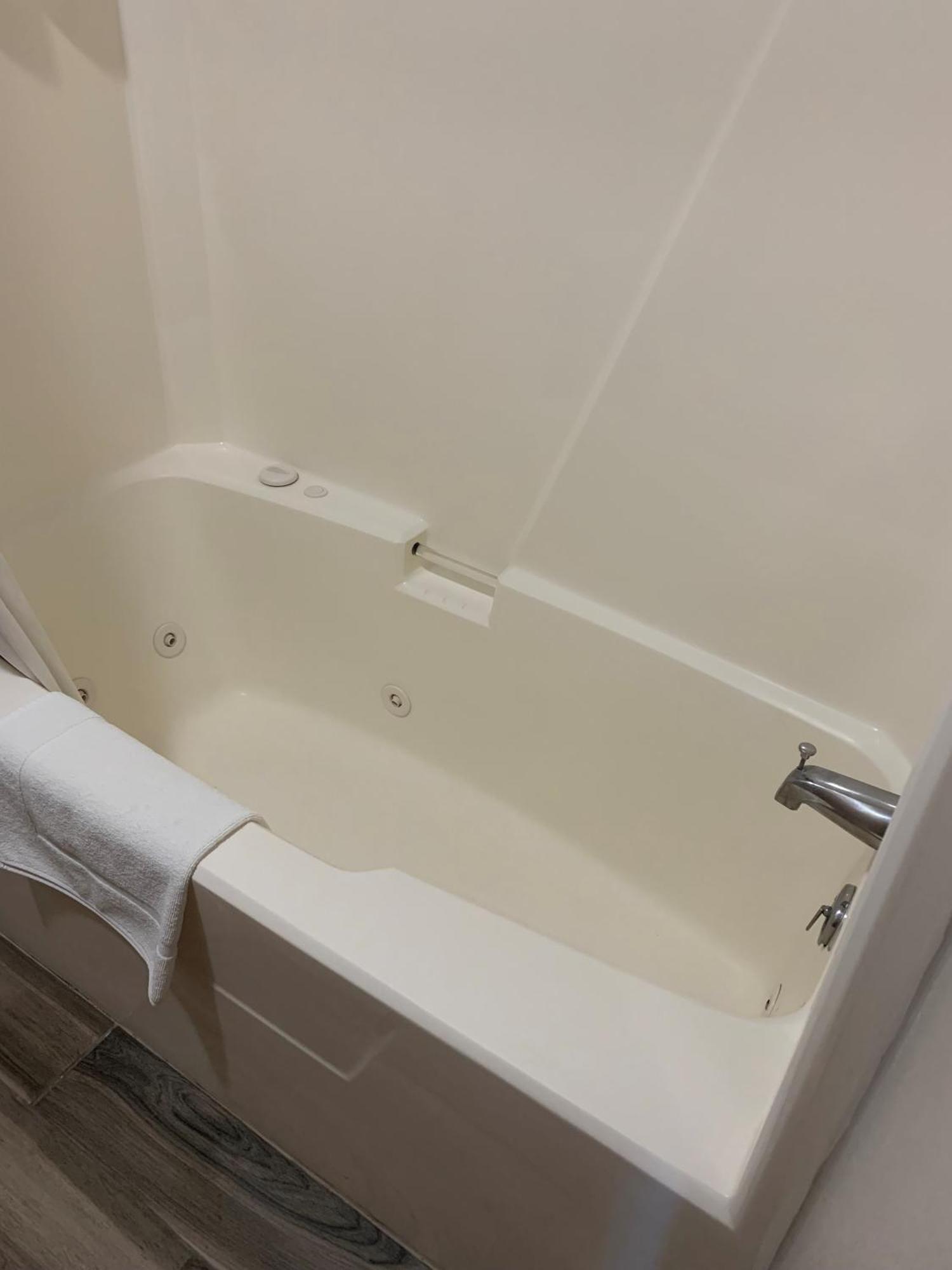 King Suite Jetted Tub Non-Smoking,1706889271:JPEG