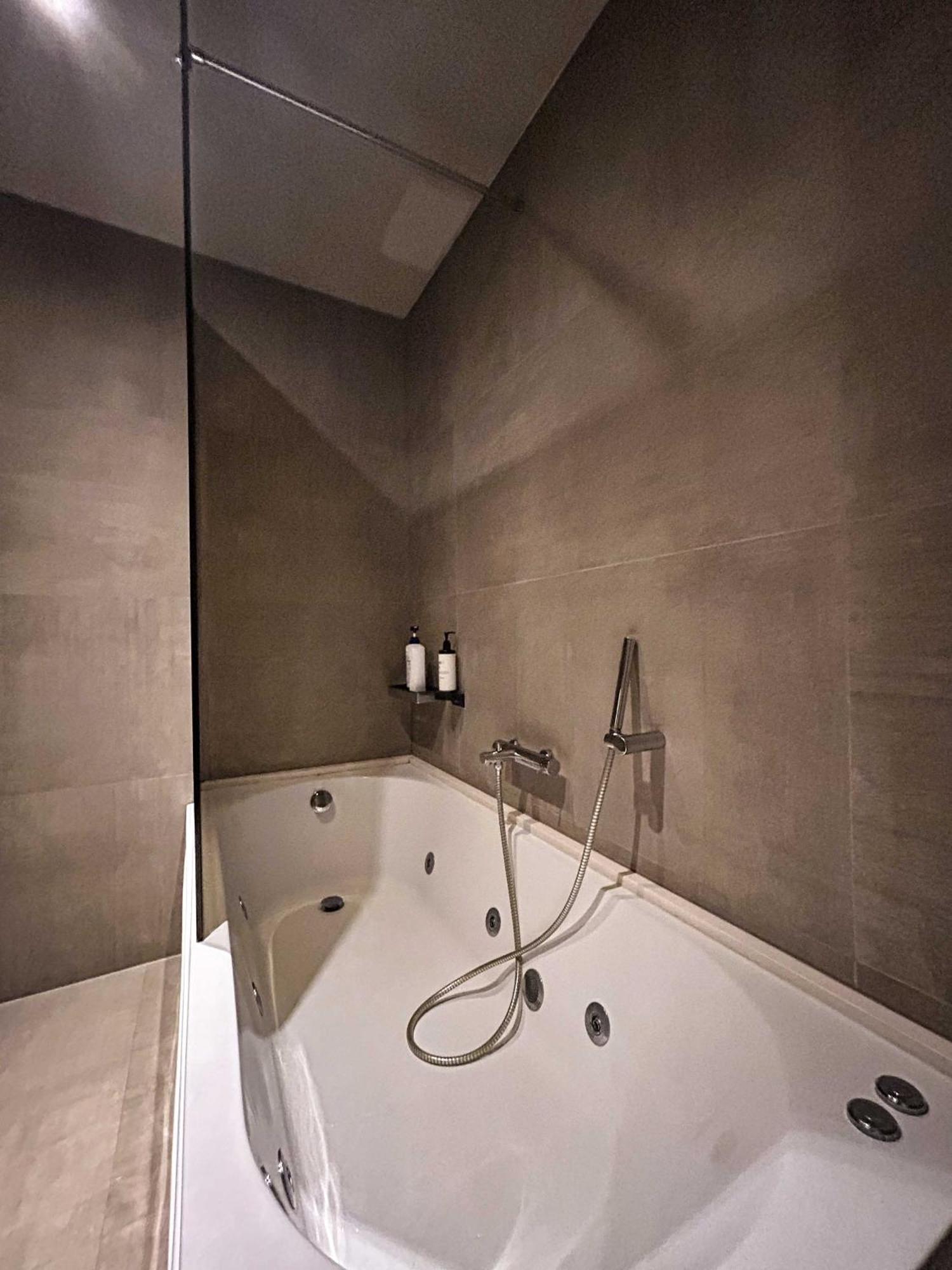 Queen Room Spa Bath,894603760:JPEG