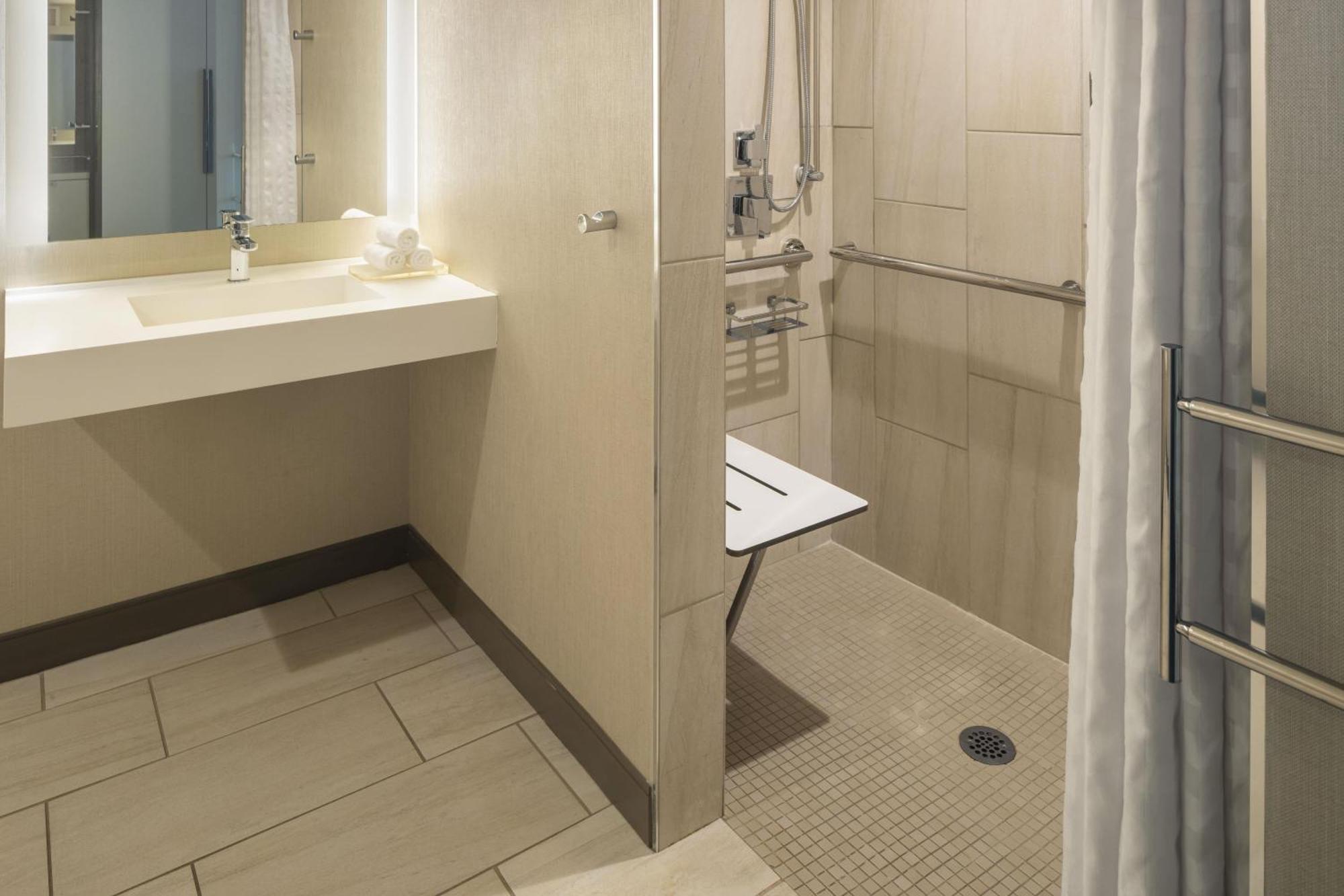 King Room Roll Shower