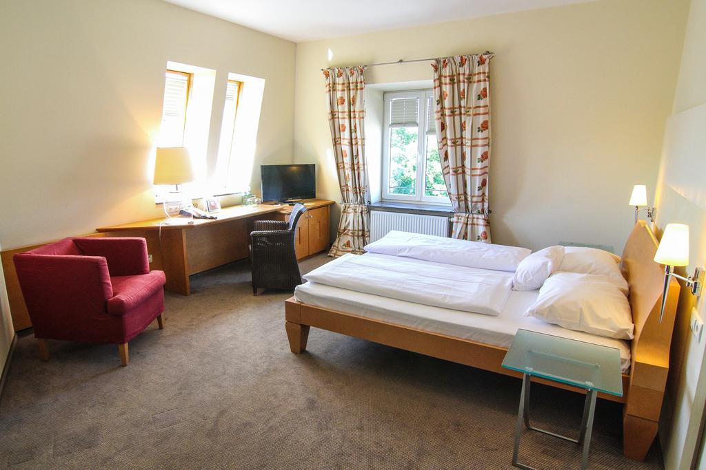 Deluxe Double Room Shower