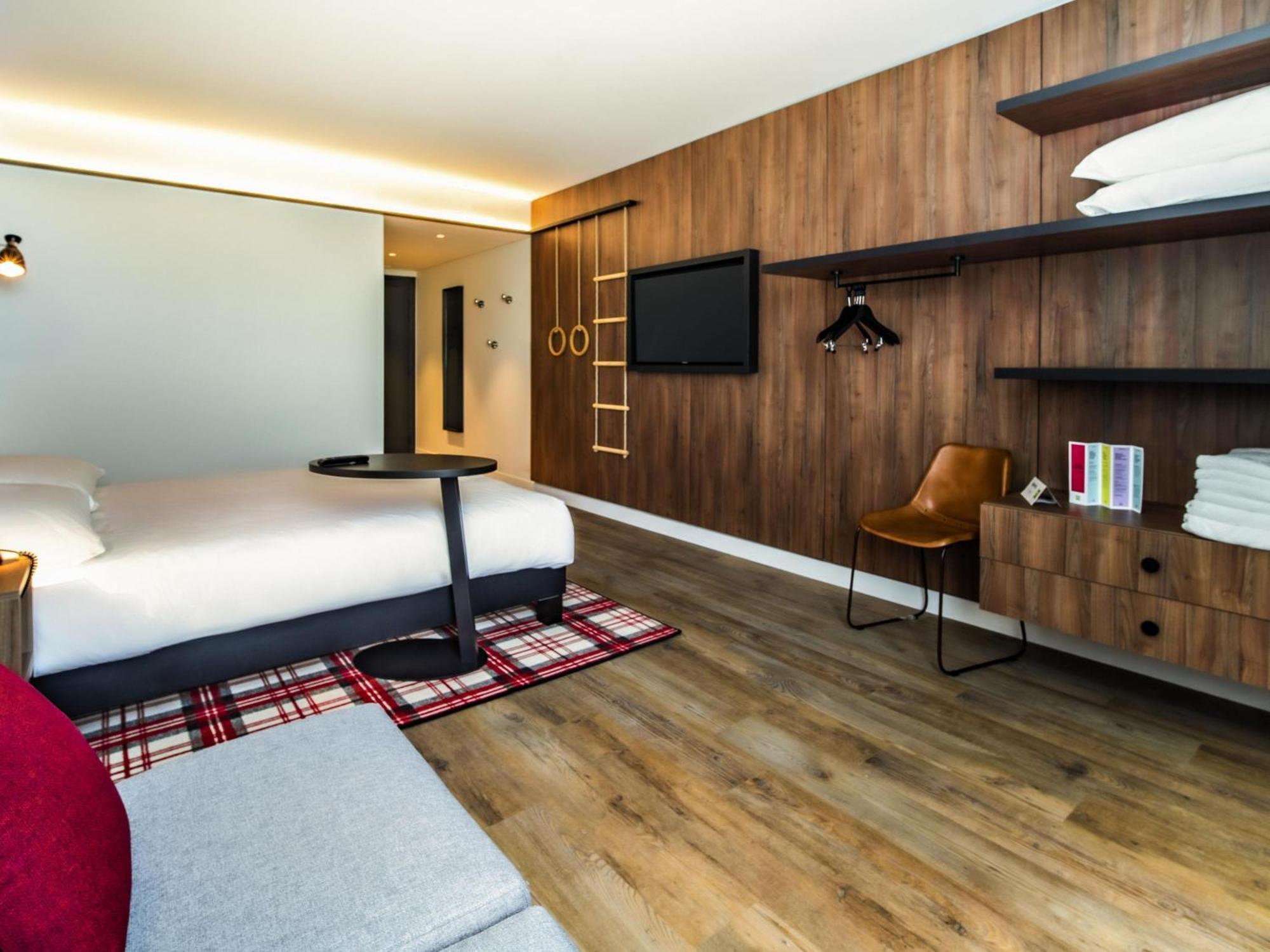 Family Room,1766253019:JPEG