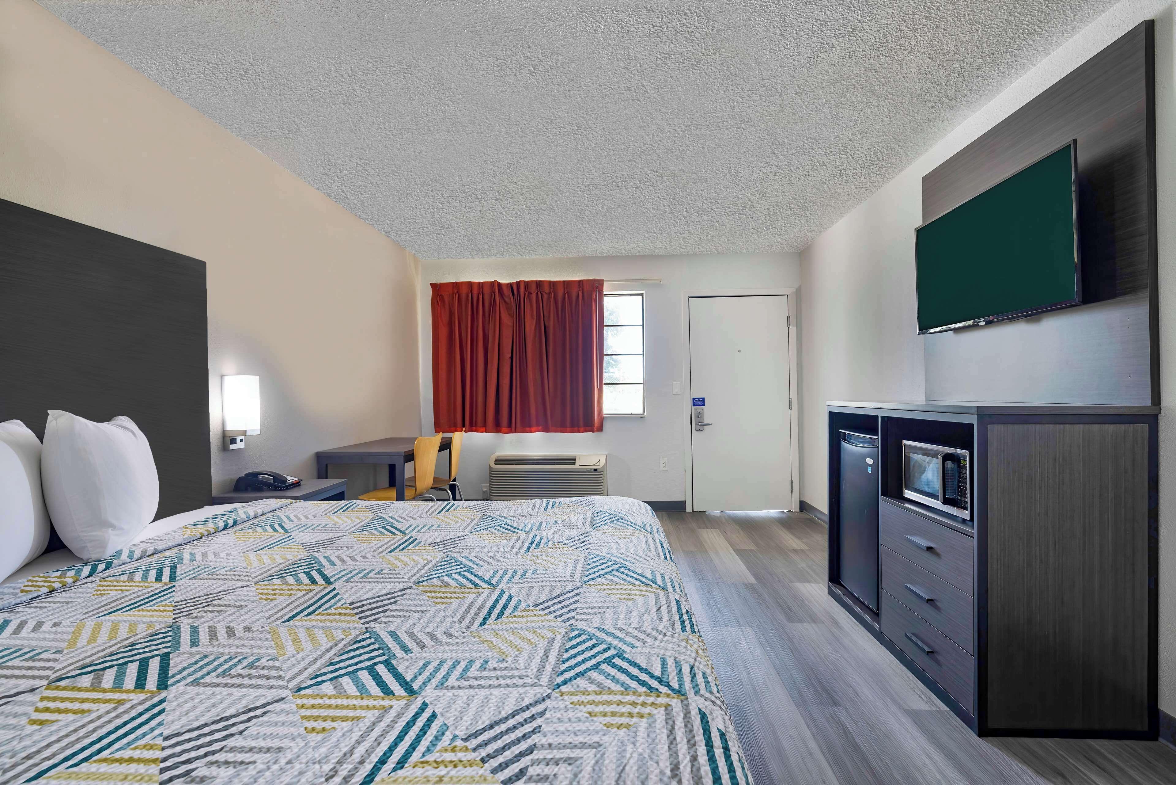 King Room with Roll-in Shower - Disability Access - smoking
